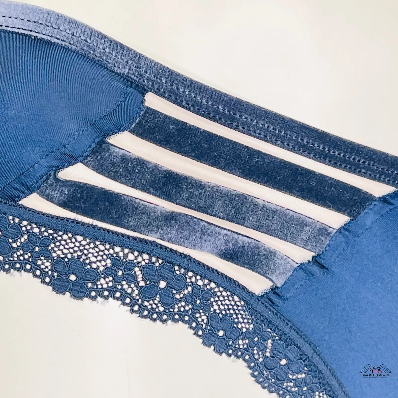 Fotografie velmi sexy drzé kalhotky Victoria’s Secret s modrými džínami a šněrováním