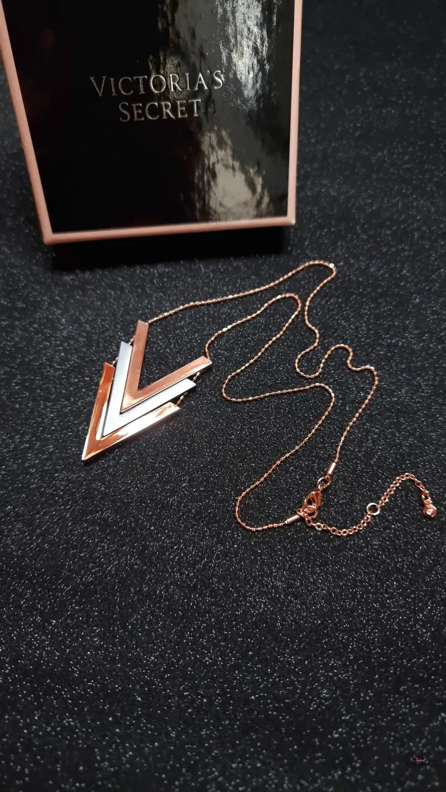 Rose gold chevron náhrdelník Victoria’s Secret Náhrdelník V, ikonický dvoubarevný náhrdelník