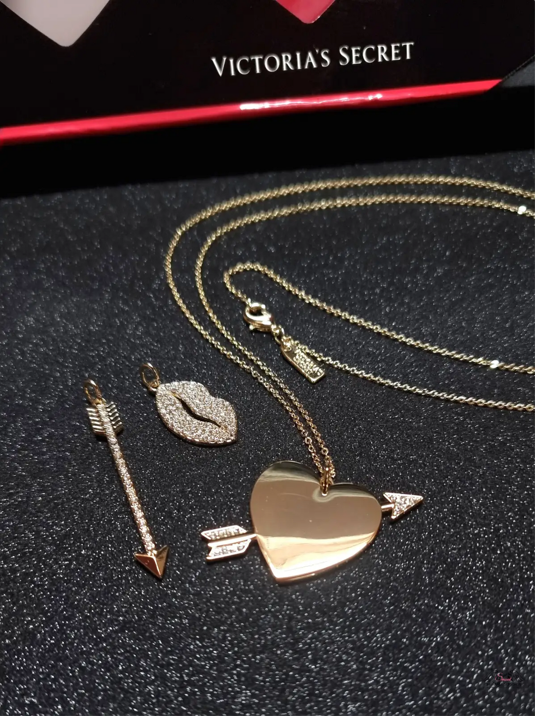 Zlatý šperkový set s vyměnitelnými přívěsky, ideální pro apparel & accessories