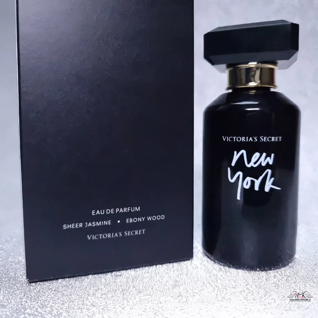 Černá láhev Victoria s Secret New York s obdélníkovou víčkem parfum