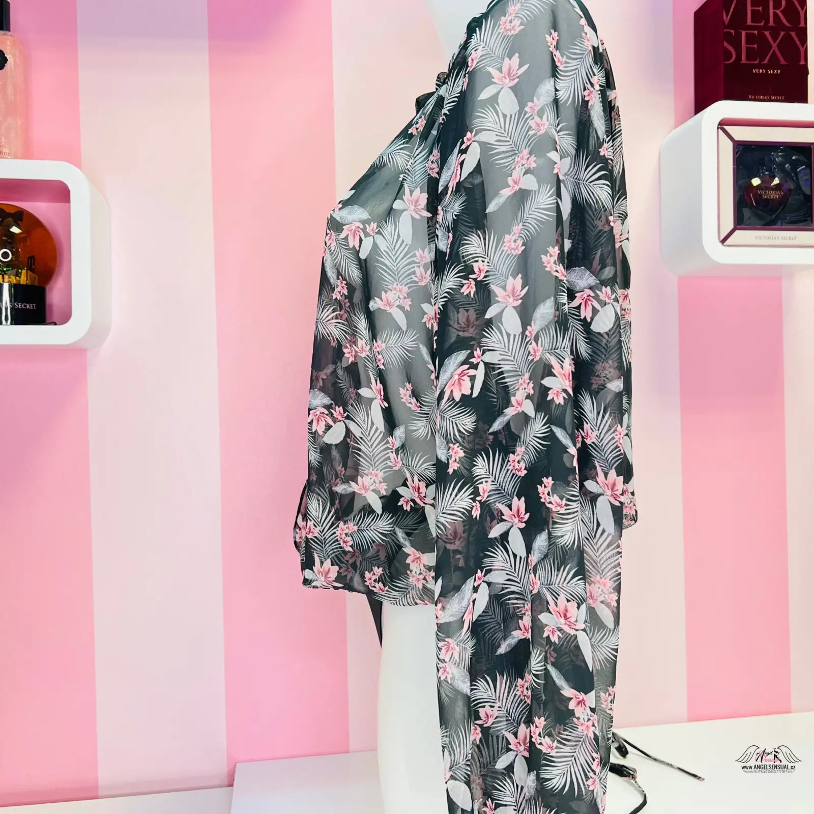 Jemný květinový vzor na růžovo-černé noční košilce Victoria’s Secret