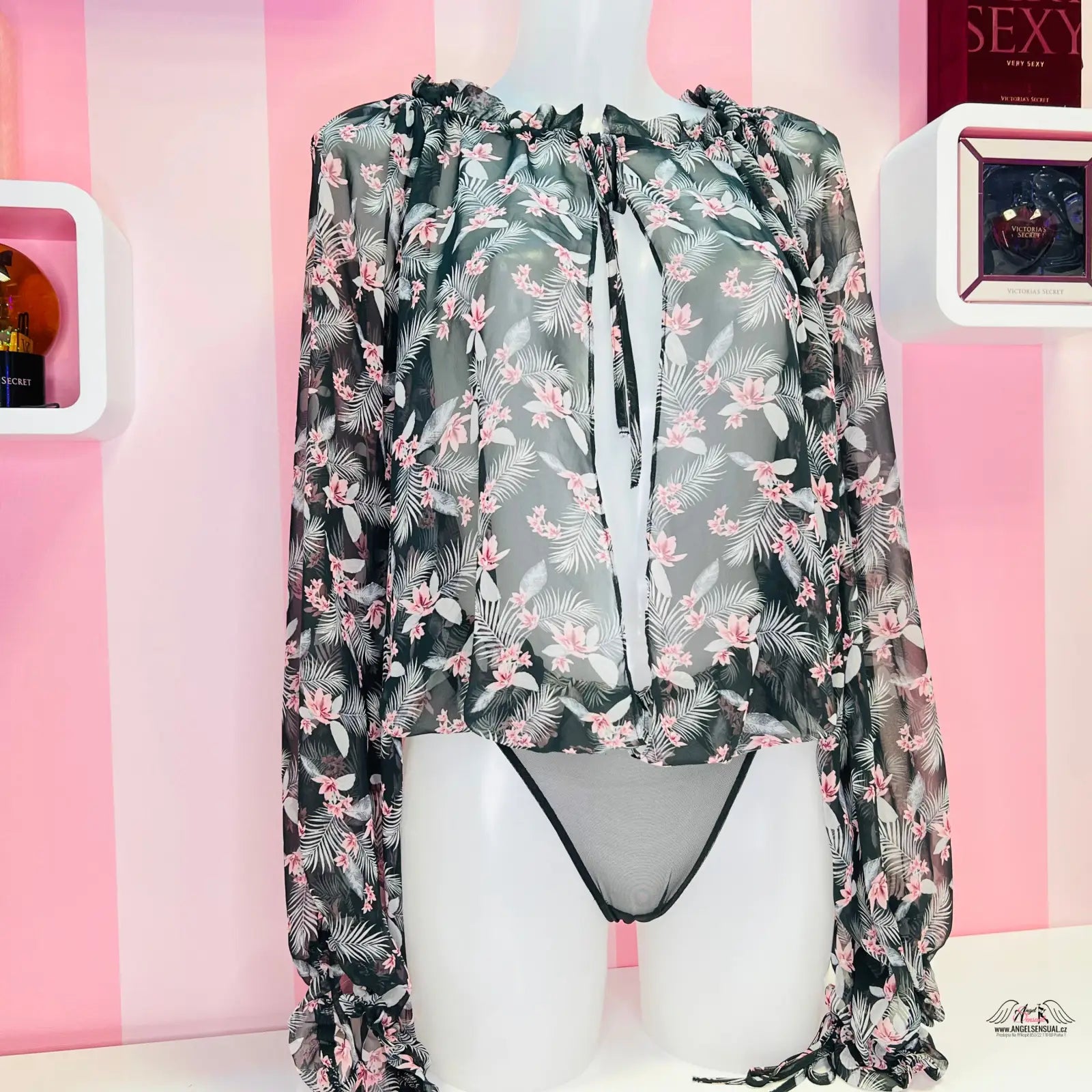 Manekýn s jemným květinovým vzorem na noční košilce Victoria’s Secret Květinový Vzor