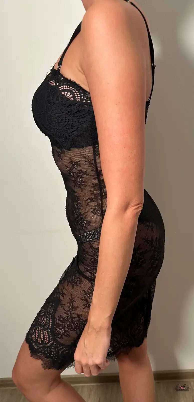 Žena v luxusní černé košilce Victoria’s Secret Noční Košilka Krajková