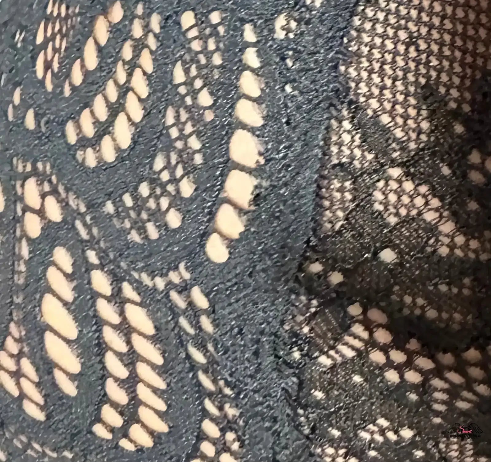 Detail luxusní černé krajkové košilky Victoria’s Secret Noční Košilka Krajková