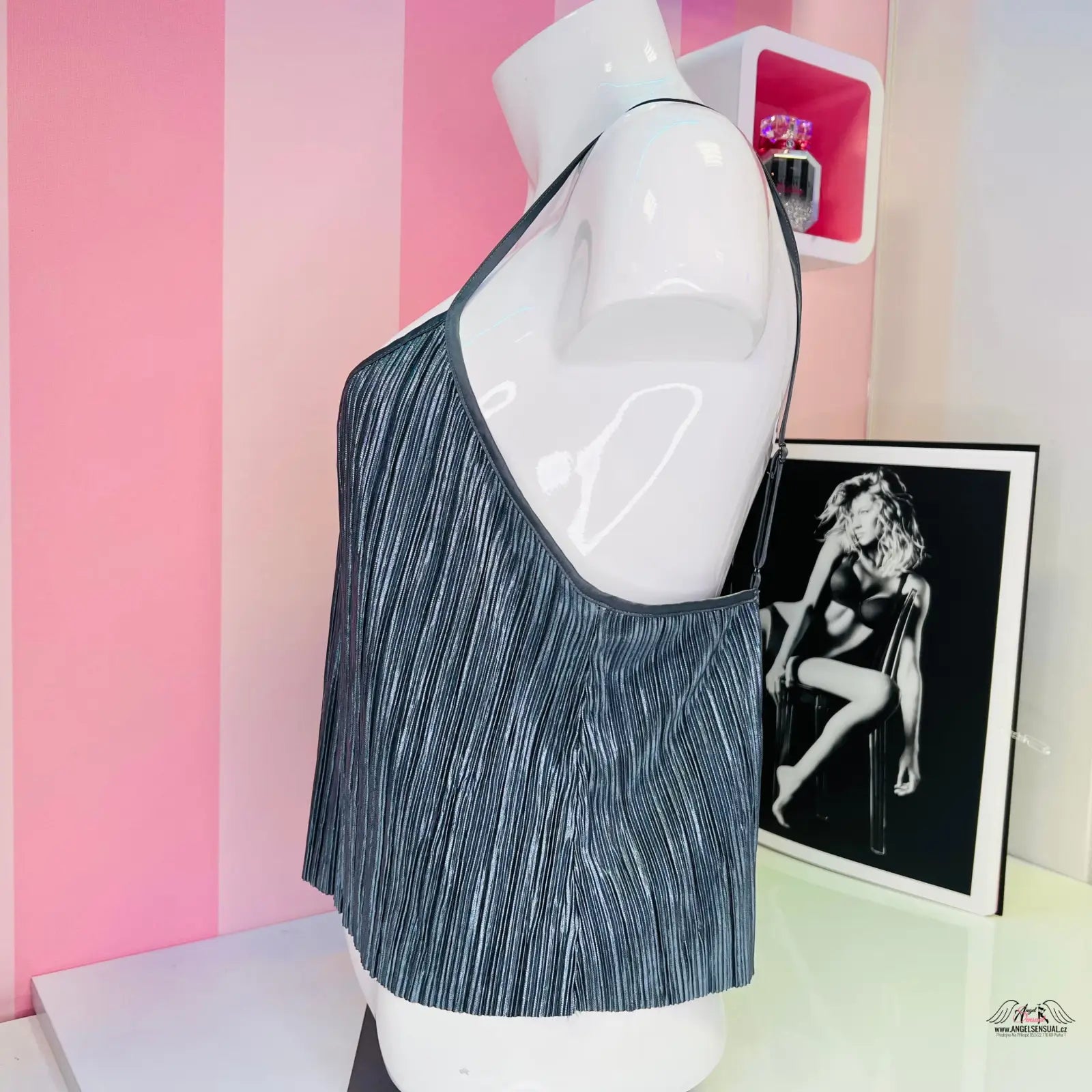 Šedý nařasený lesklý top s halter výstřihem a nastavitelnými ramínky
