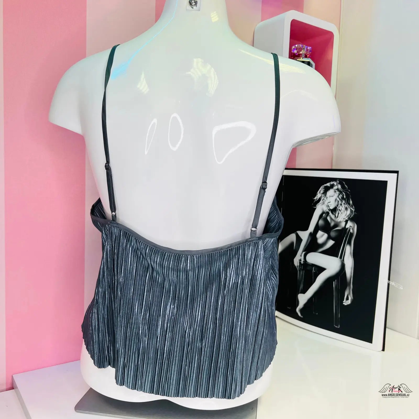 Gray nařasený lesklý top s nastavitelnými ramínky v Victoria’s Secret Noční Košilka