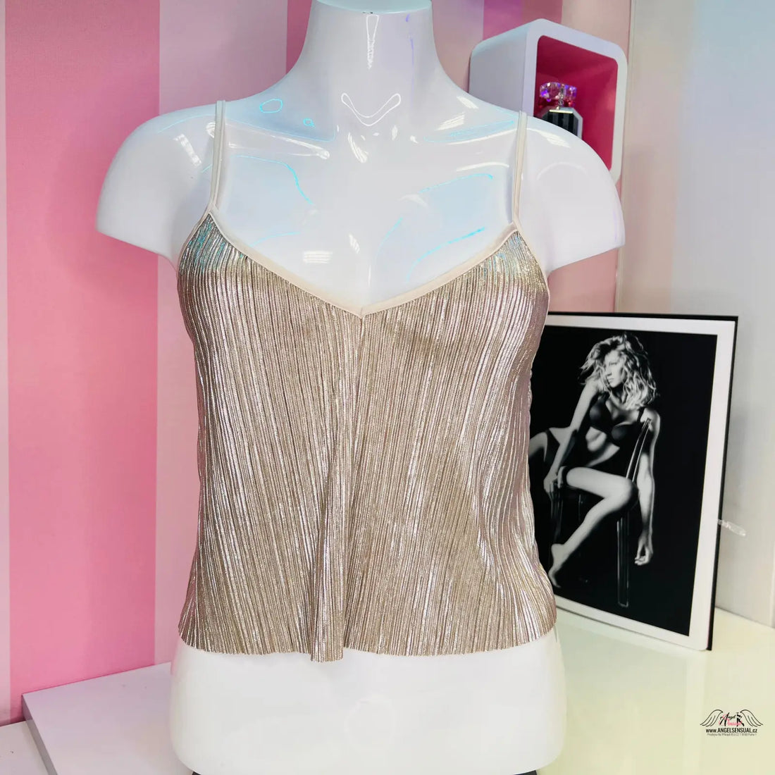 Pleated gold camisole nařasený lesklý top na mannequin, Victoria’s Secret Noční Košilka