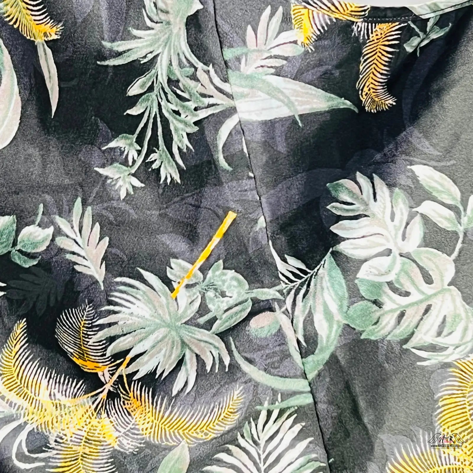Black and yellow floral print fabric of Victoria’s Secret Noční Košilka s Květinovým Vzorem, velmi lehkého materiálu