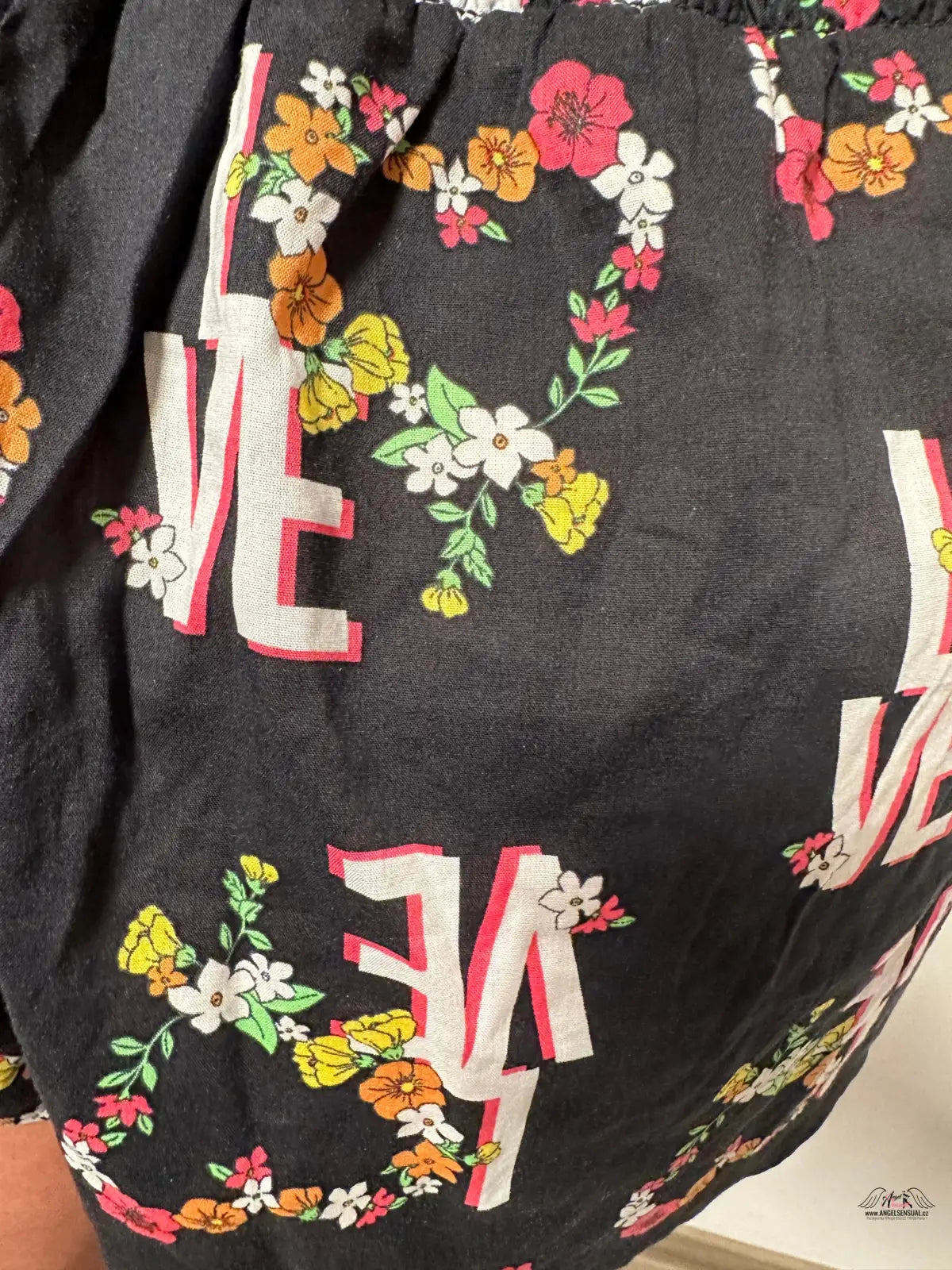 Žena v černých květinových lehkých šortkách Victoria’s Secret Noční Šortky, apparel & accessories