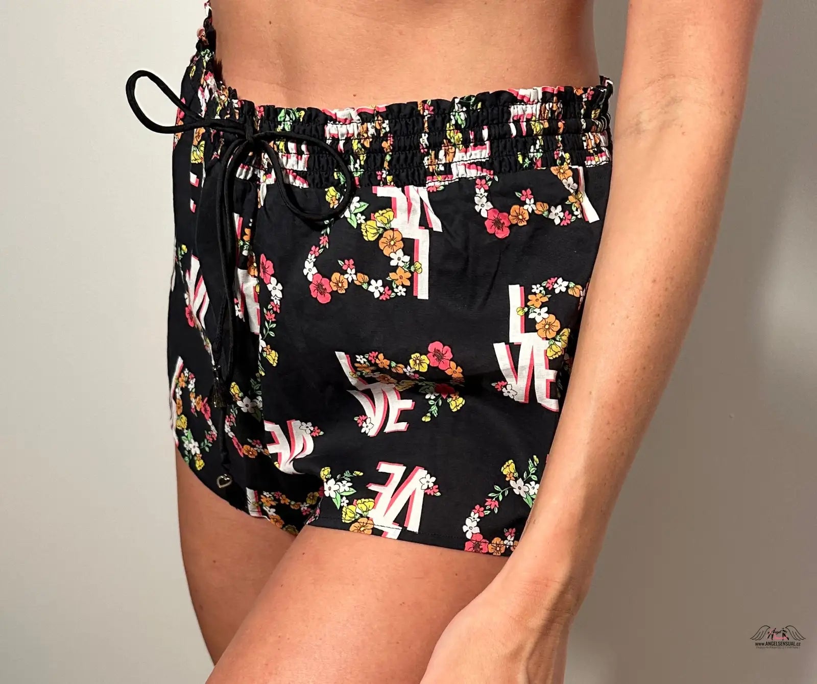 Žena v černých květinových lehkých šortkách Victoria’s Secret Noční Šortky, apparel & accessories