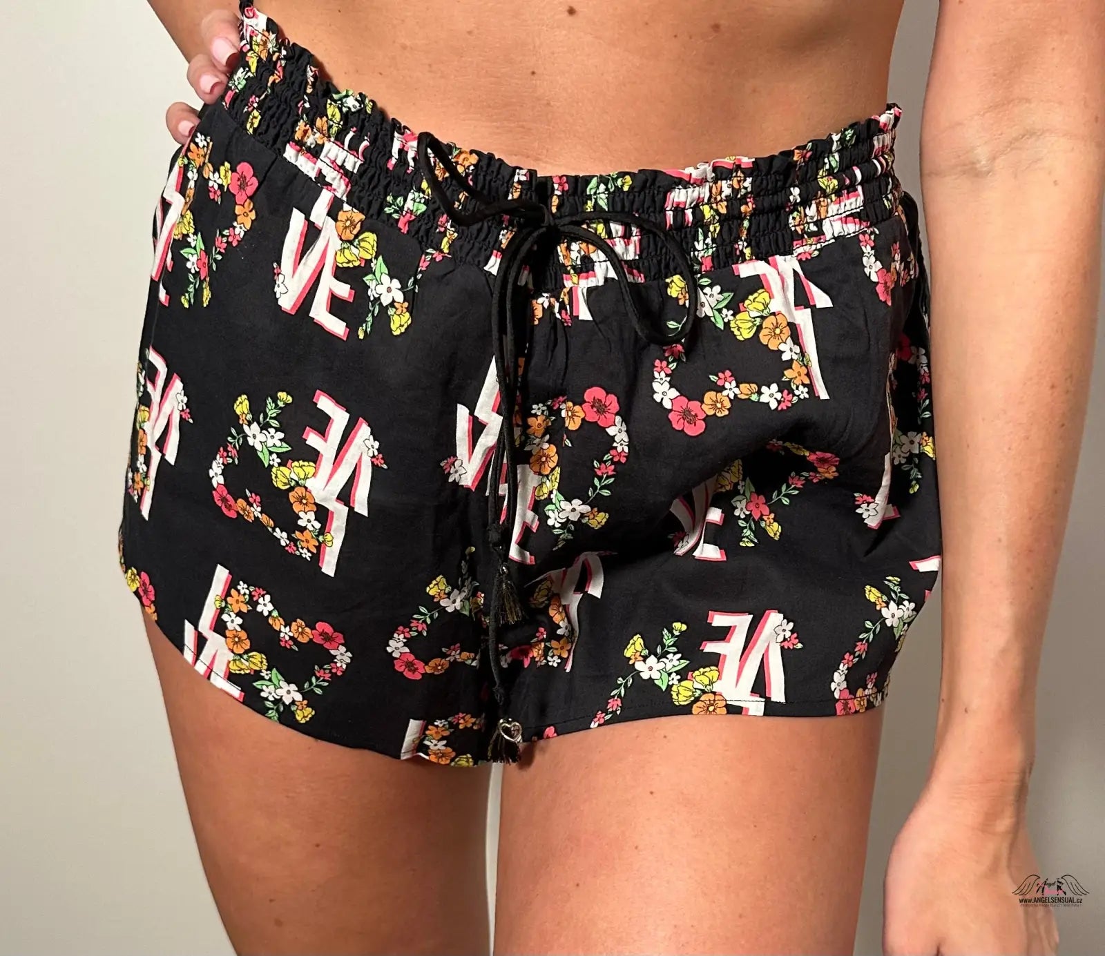 Žena v černých květinových lehkých šortkách Victoria’s Secret Noční Šortky, apparel & accessories