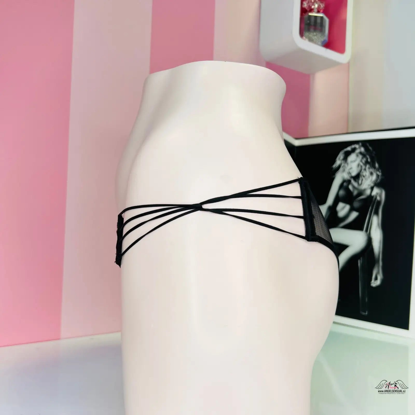 Manekýn s černou kravatou v produktu Agent Provocateur Okouzlující elegance