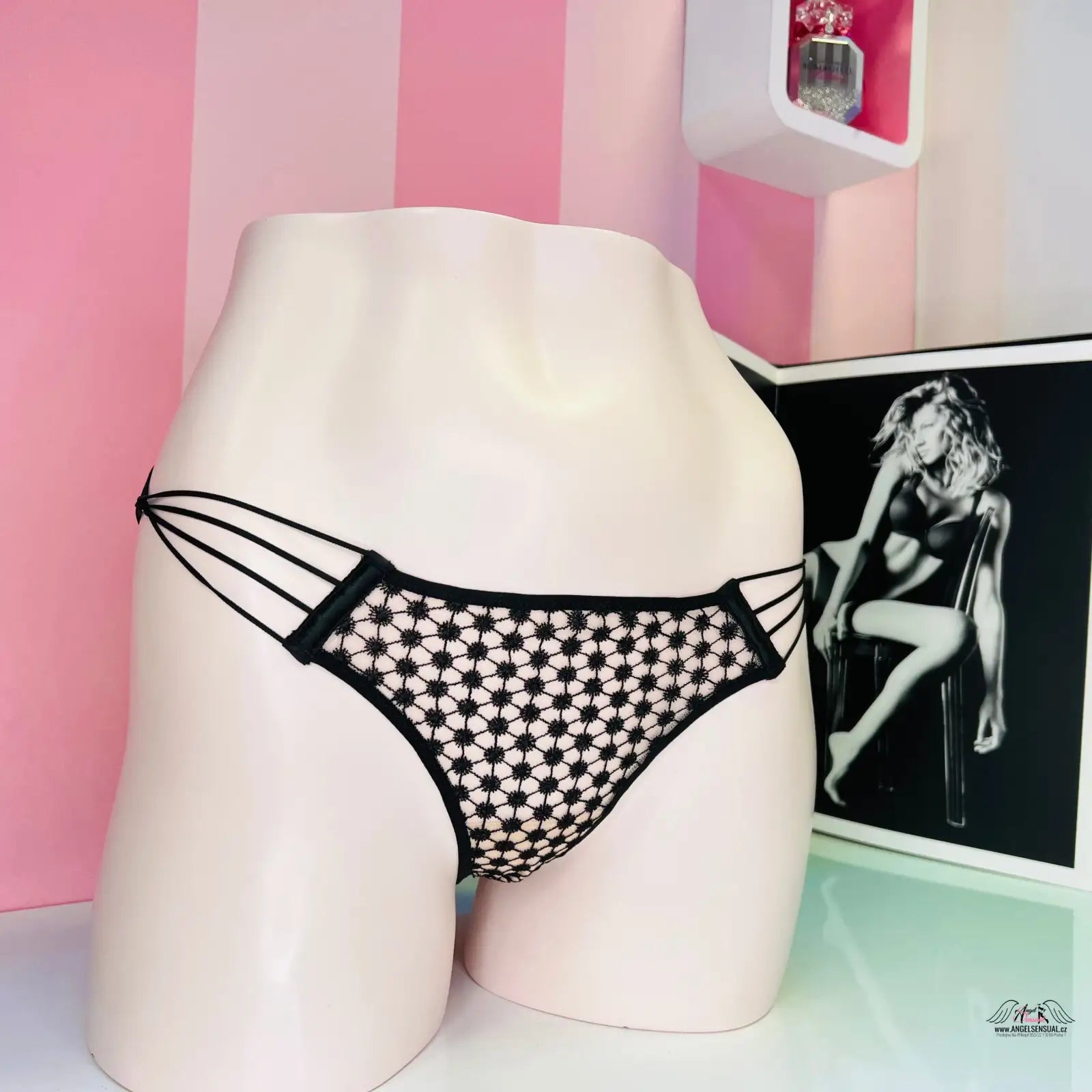 Mannequin in black and white checkered bikini from Agent Provocateur Okouzlující elegance