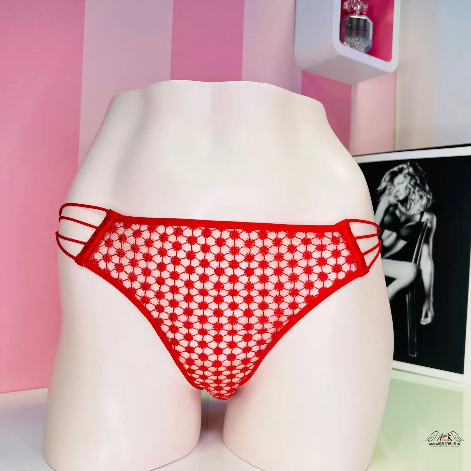 Červený bikini s bílými květy od Agent Provocateur, okouzlující elegance