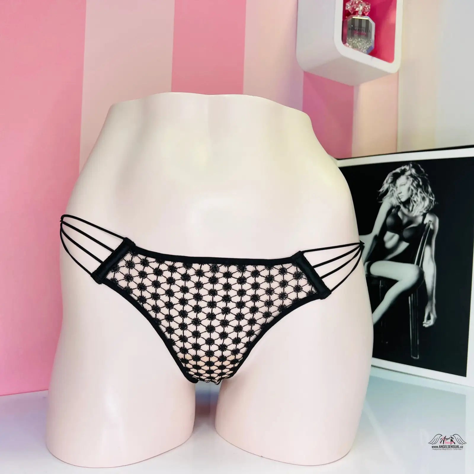 Černobílý bikini se hvězdami od Agent Provocateur pro okouzlující eleganci
