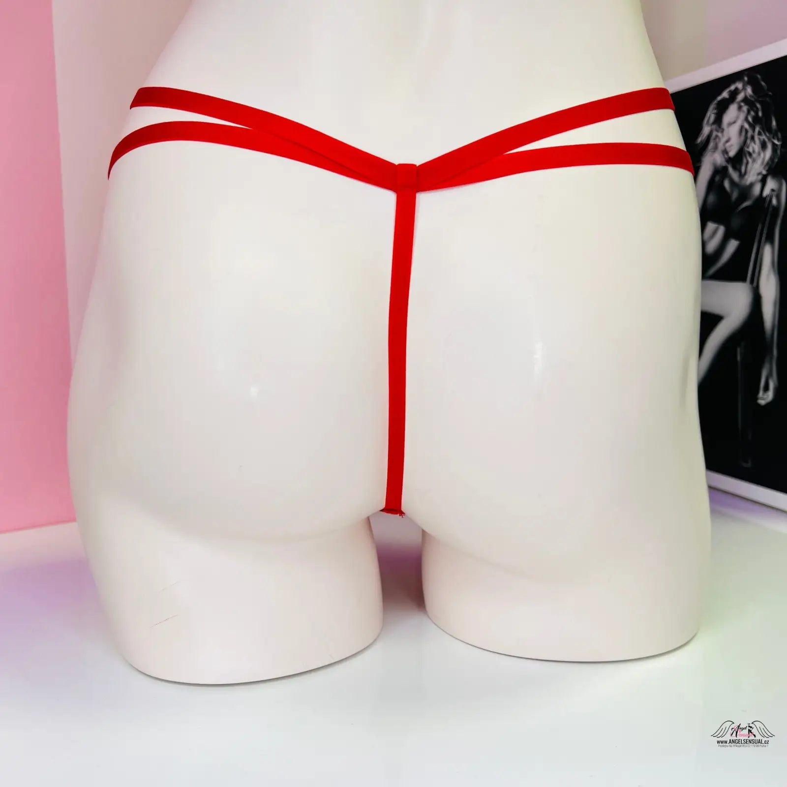 Bílý manekýn v červeném spodním prádle Victoria’s Secret pro smyslnou eleganci