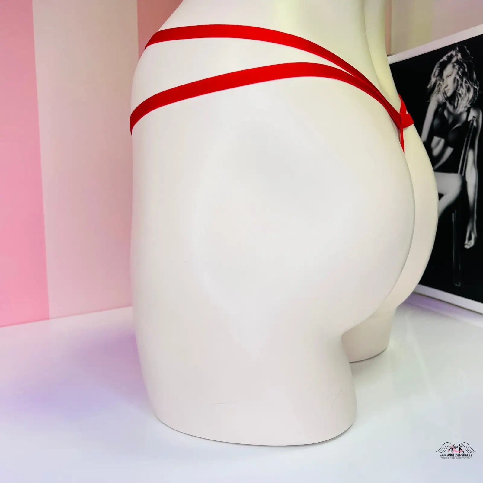 Bílá figurína s červenými pásky pro Victoria’s Secret Oslnivá String Tanga