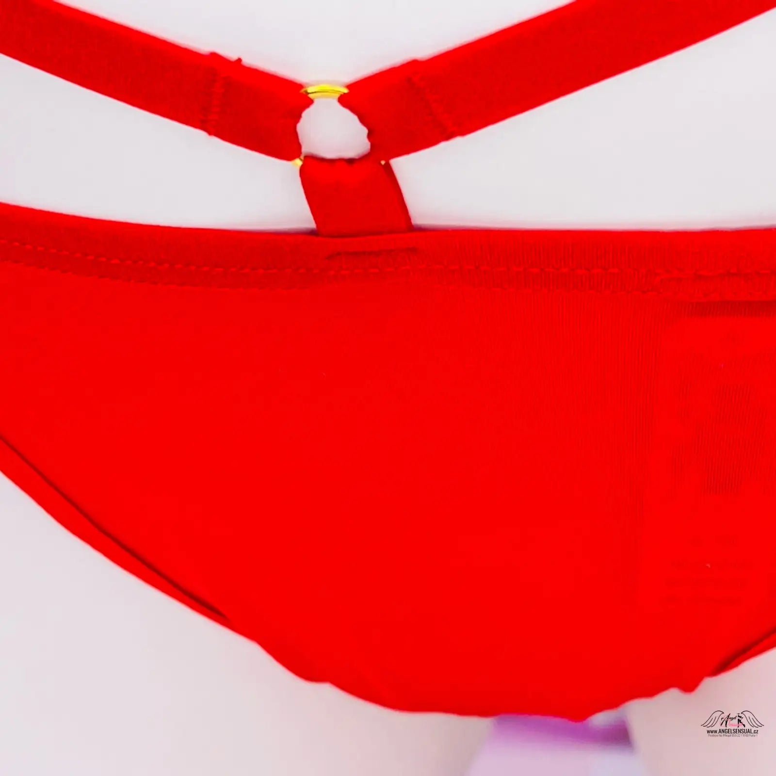 Červená šátek nebo bandana uvázaná do trojúhelníkového tvaru pro smyslnou eleganci