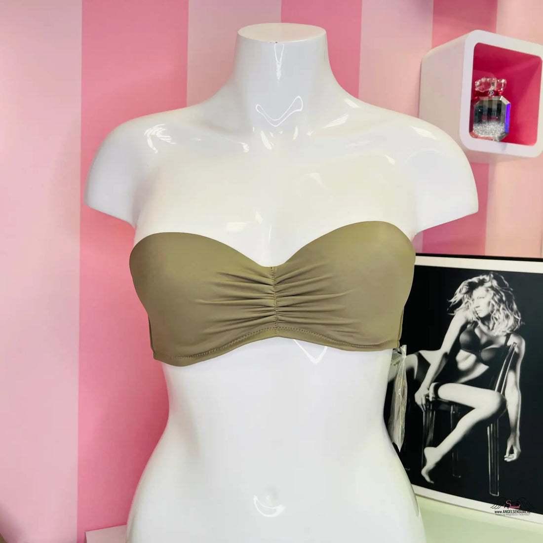 Strapless olivová podprsenka s lehkým řasením uprostřed dekoltu na bílém modelu