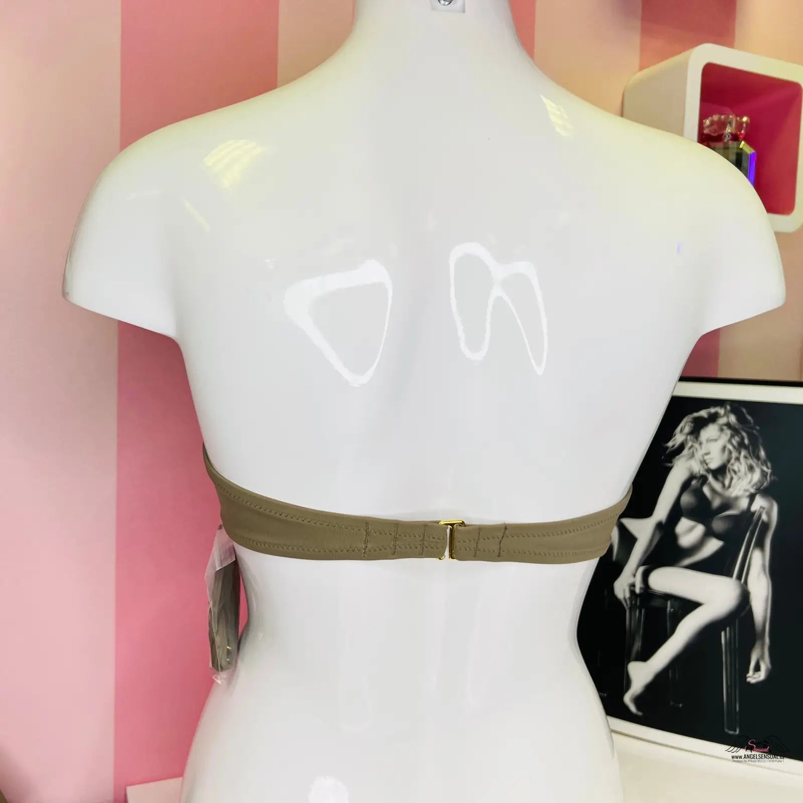 Bílý manekýn s luxusními plavky Victoria’s Secret Plavkový Top s lehkým řasením uprostřed dekoltu