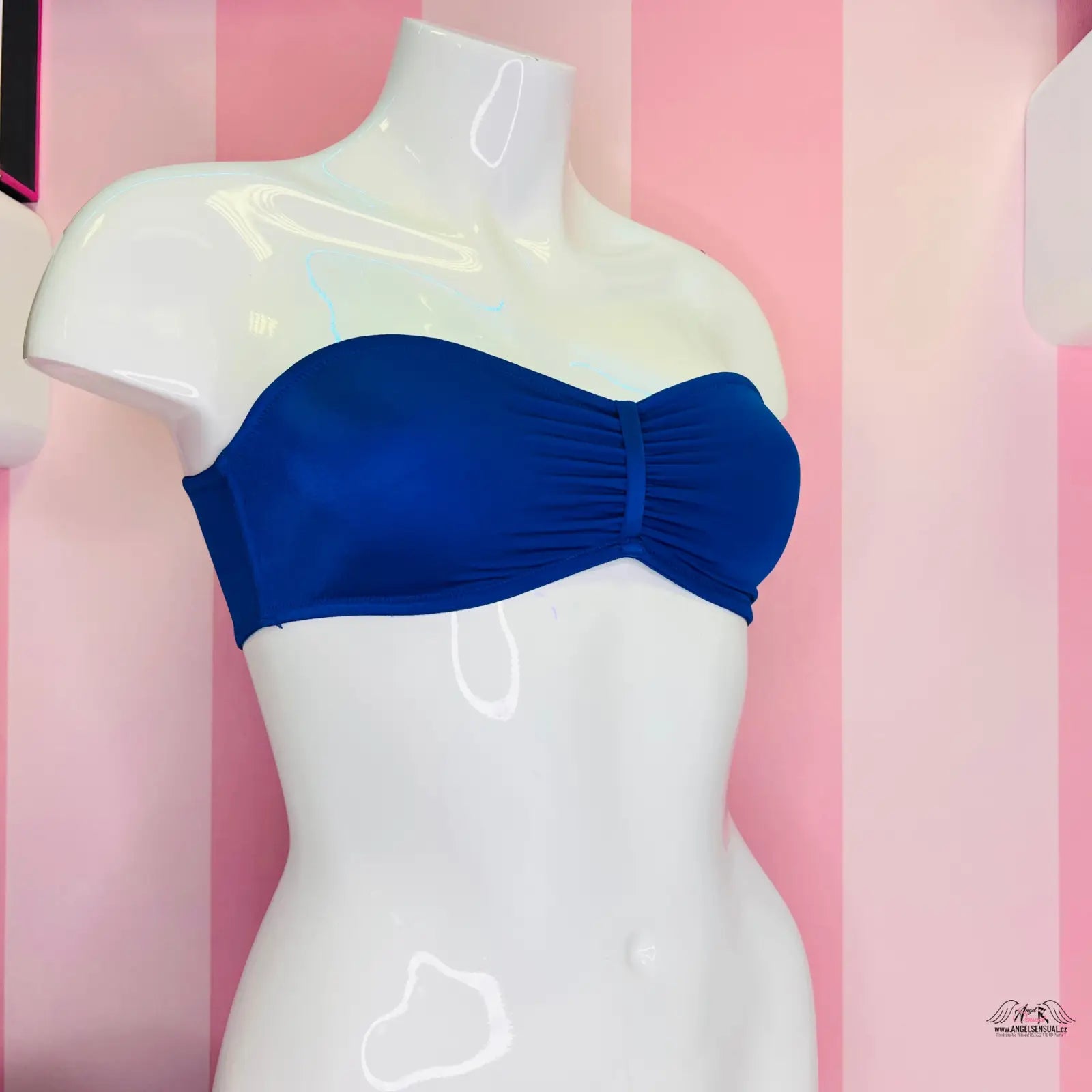 Manekýn s modrým horním dílem plavek Victoria’s Secret s elegantním řasením uprostřed