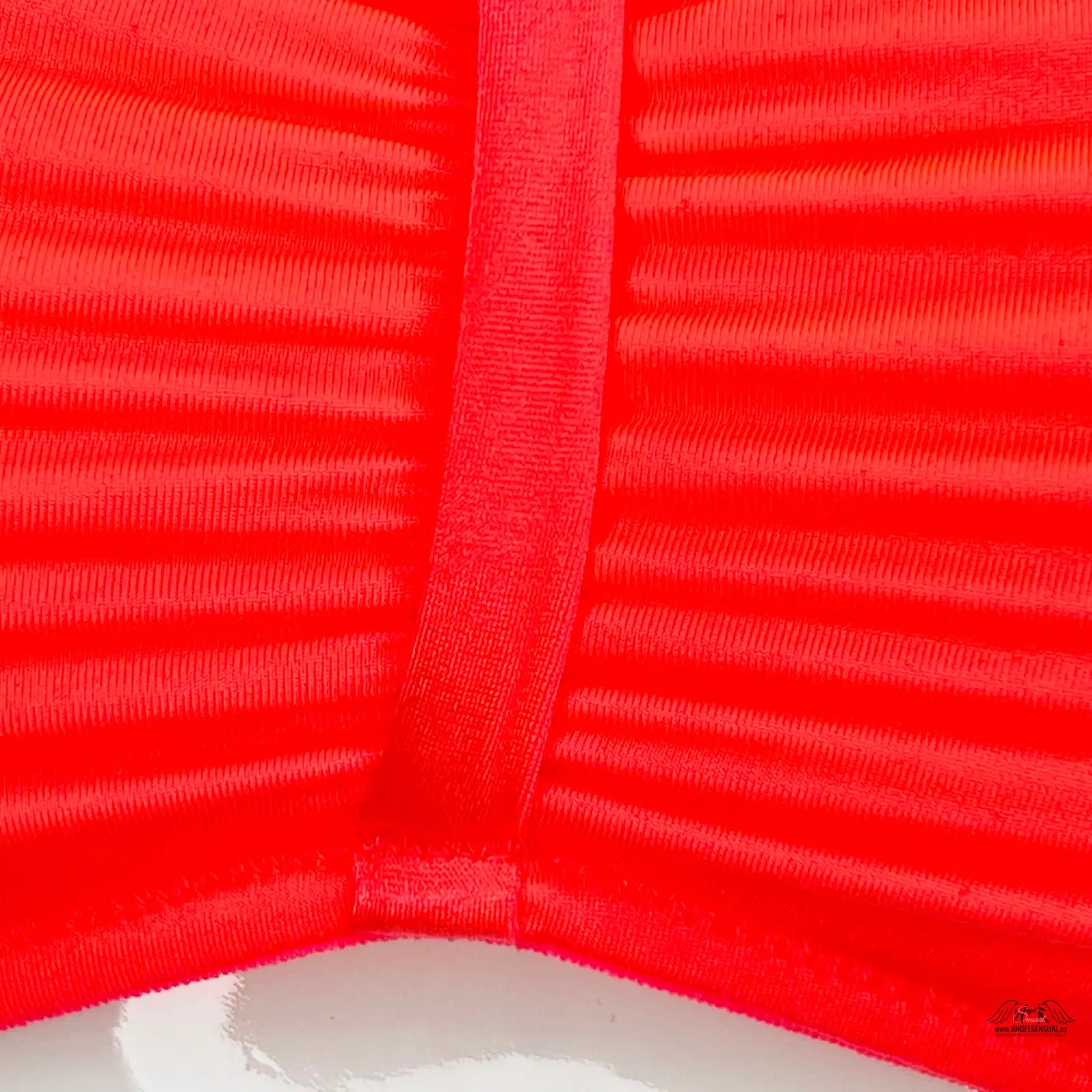 Red pleated skirt with elegantní řasení uprostřed, ideální horní díl plavek, lichotivý vzhled