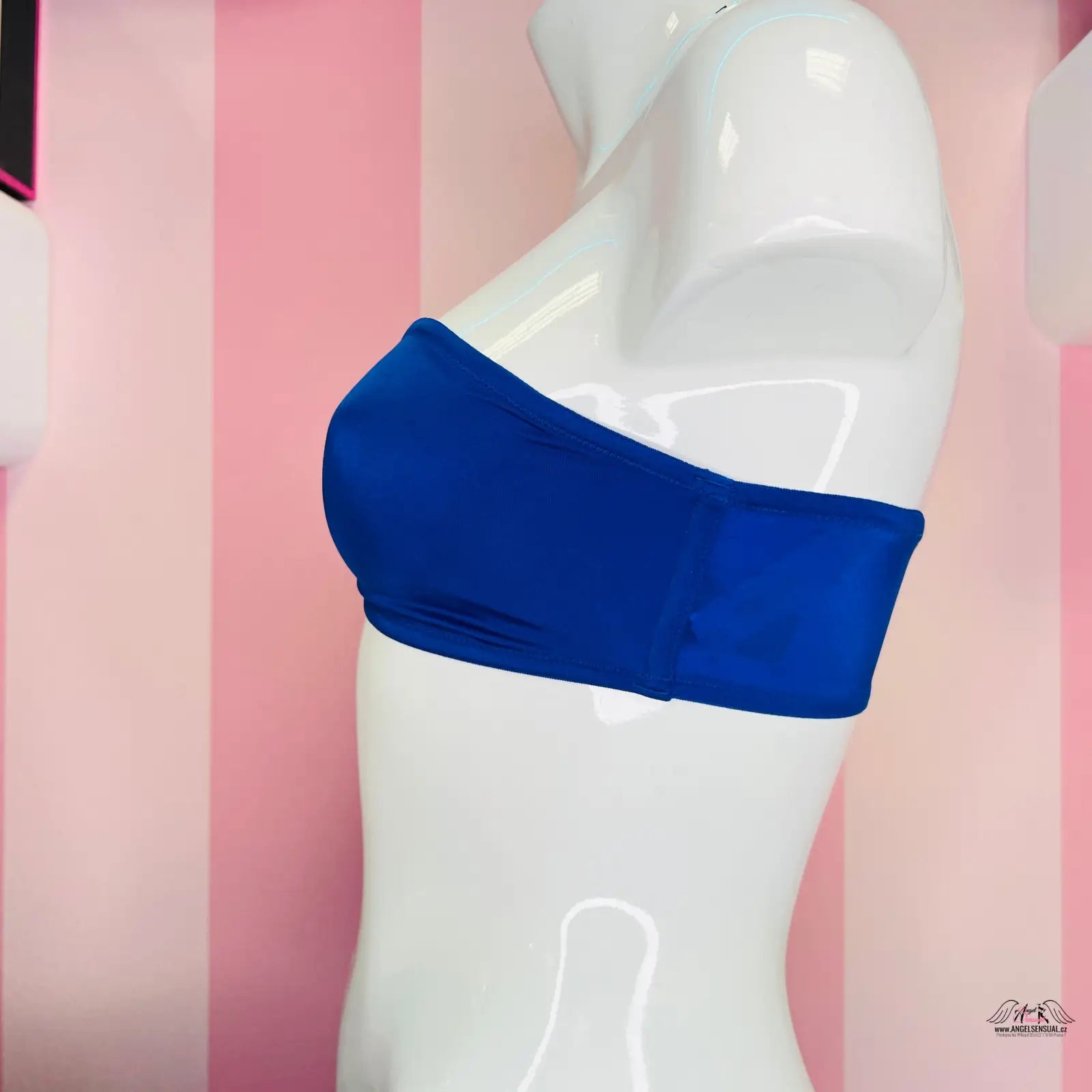 Manekýn s modrým páskem na horním dílu plavek Victoria’s Secret s elegantním řasením uprostřed