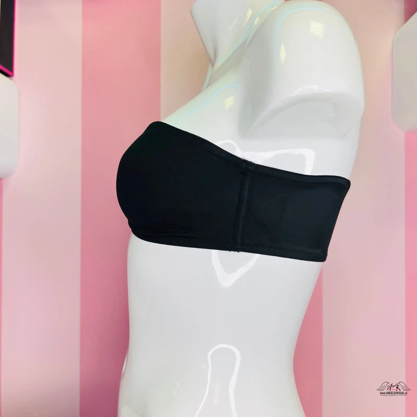 Manekýn s černou páskou na horním díle plavek Victoria’s Secret s elegantním řasením uprostřed