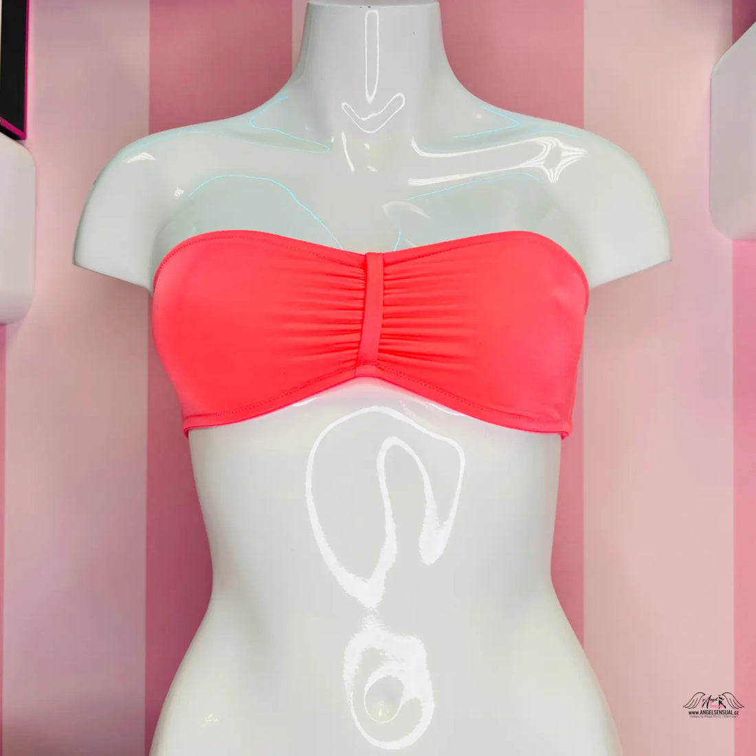 Manek s červeným horním dílem plavek Victoria’s Secret s elegantním řasením uprostřed