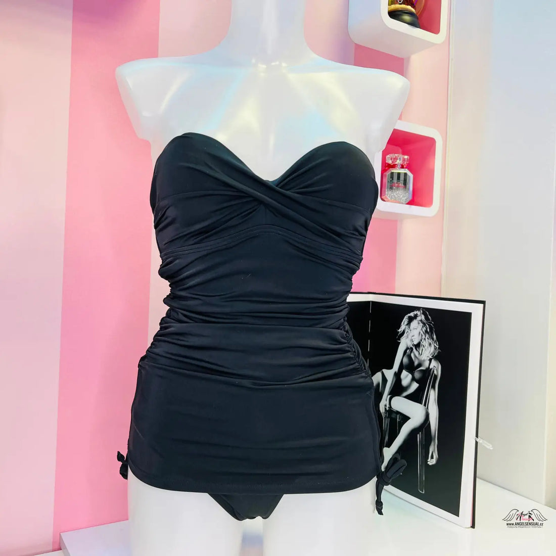 Black strapless ruched jednodílné plavky Victoria’s Secret displayed on a white mannequin torso