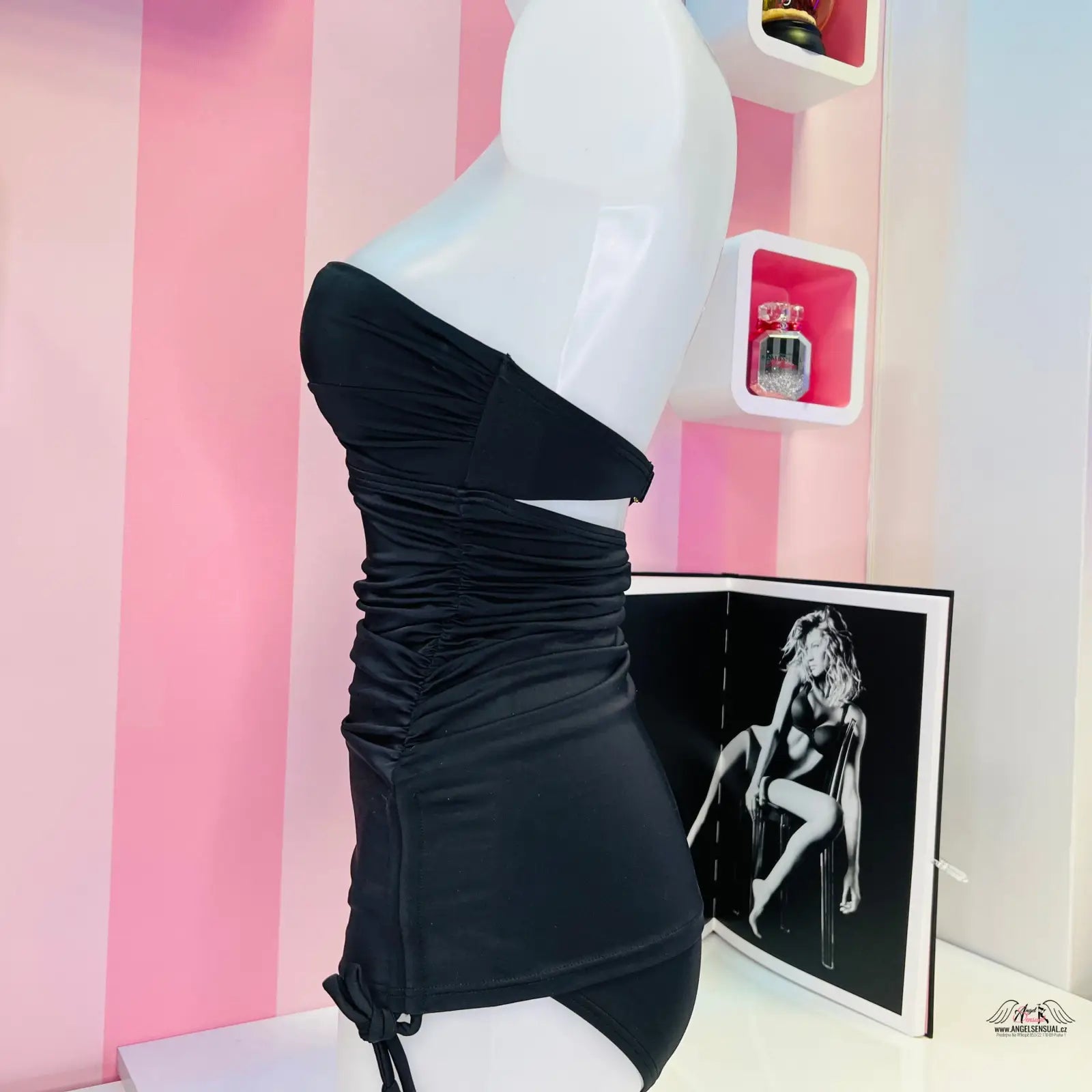 Černé riasené jednodílné plavky Victoria’s Secret na bílé figuríně, apparel & accessories