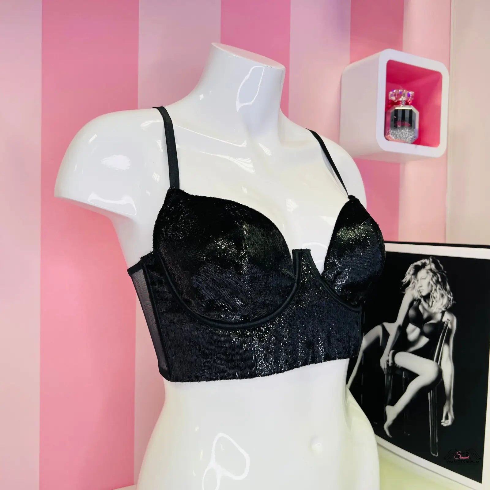 Arachnoidní manekýn s velmi sexy balconet podprsenkou Victoria’s Secret Balconet Red/Bla na růžově pruhované stěně