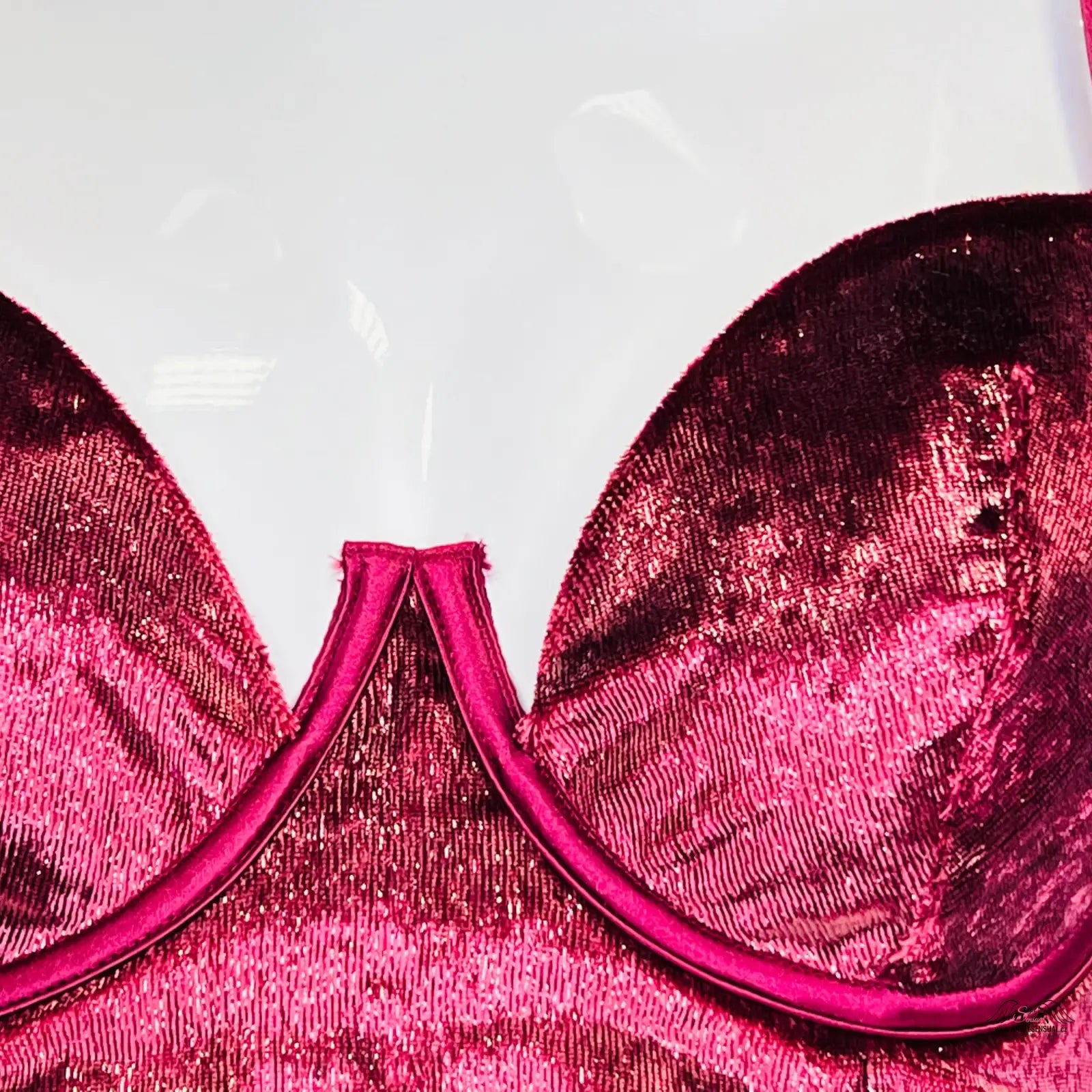 Pink sei bra top s velmi sexy balconet design od Victoria’s Secret pro sexy balconet podprsenku