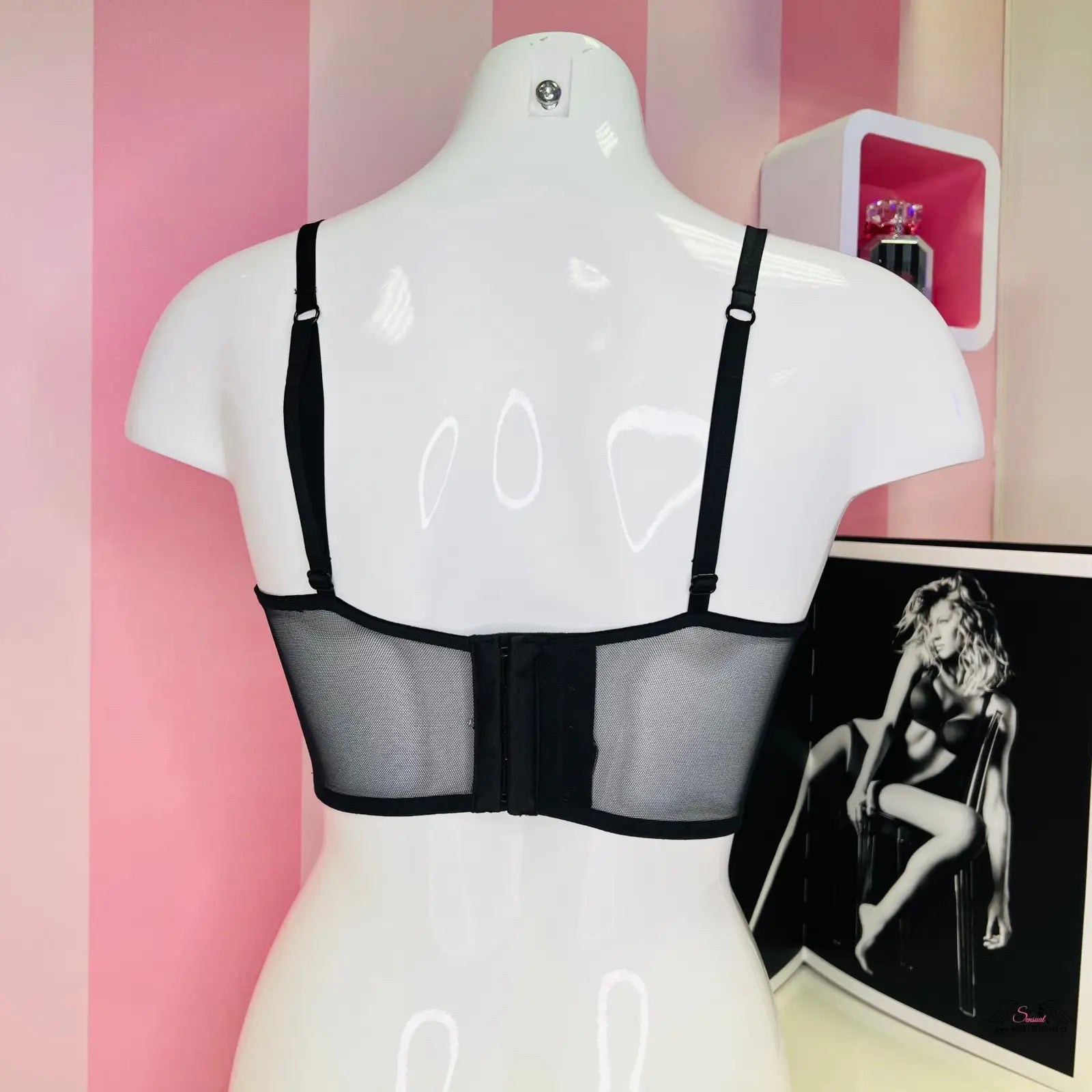 Arafed mannequin s velmi sexy balconet podprsenkou Victoria’s Secret Balconet Red/Bla