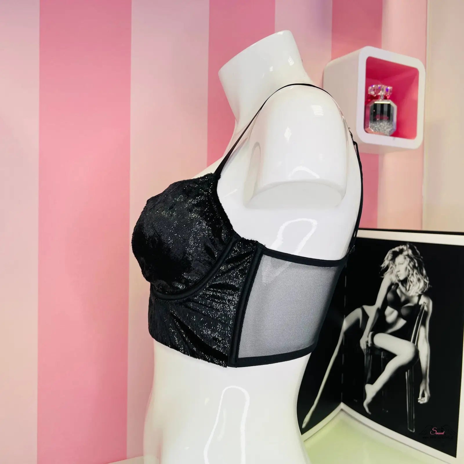 Manekýn s černobílou velmi sexy balconet podprsenkou Victoria’s Secret Balconet Red/Bla