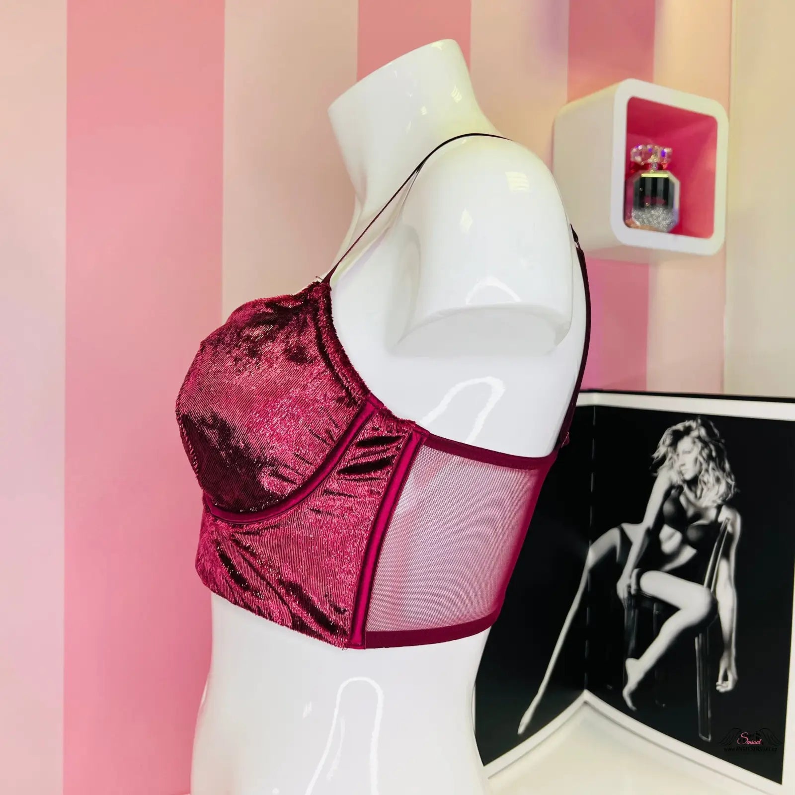 Manekýn s růžovou sexy balconet podprsenkou Victoria’s Secret Balconet Red/Bla