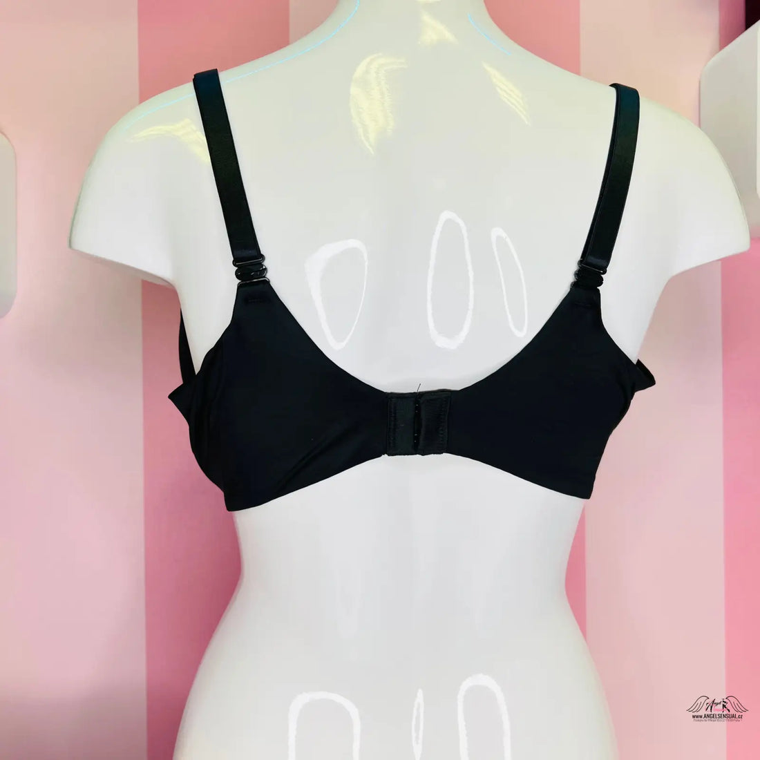 Černá push-up podprsenka Bombshell Push s nastavitelnými ramínky na bílém modelu