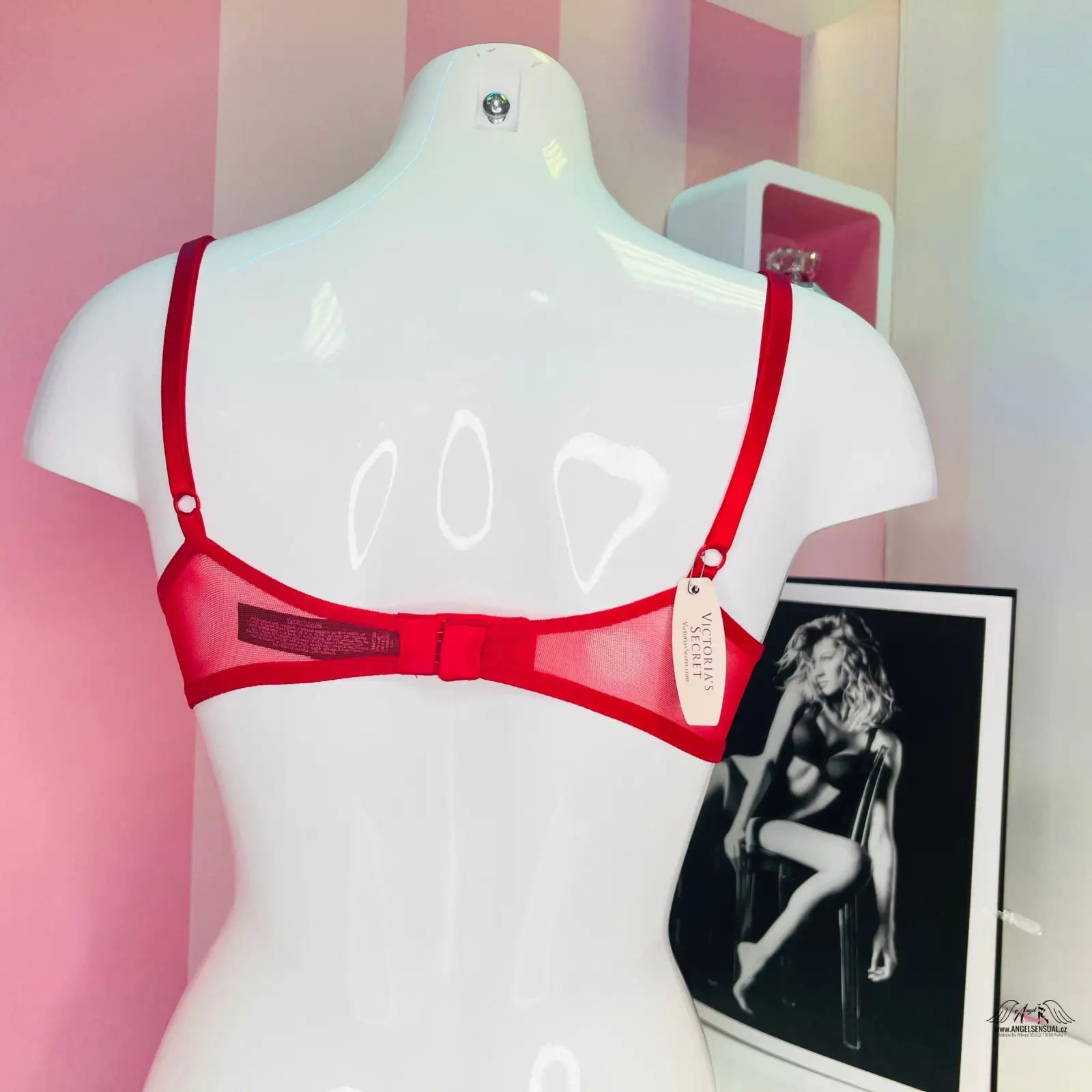 Victoria’s Secret červená krajková push-up podprsenka na manekýnu, luxusní push