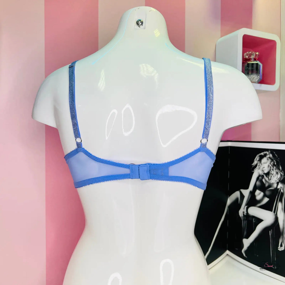 Modrá síťovaná podprsenka na figuríně s jemnou krajkou a stříbrnými ramínky