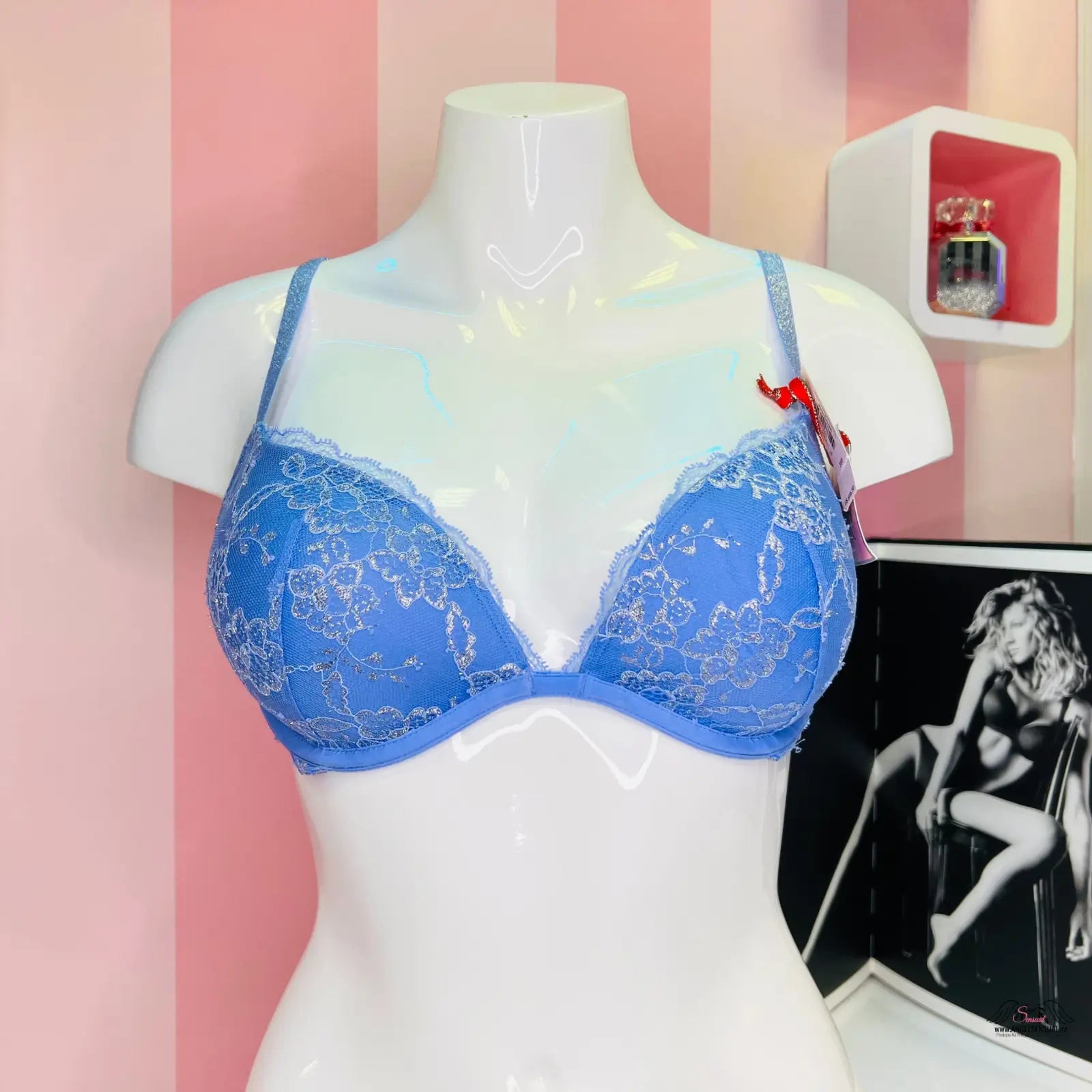 Blue lace bra na figuríně s jemnou krajkou a stříbrnými ramínky, fashion show 2015