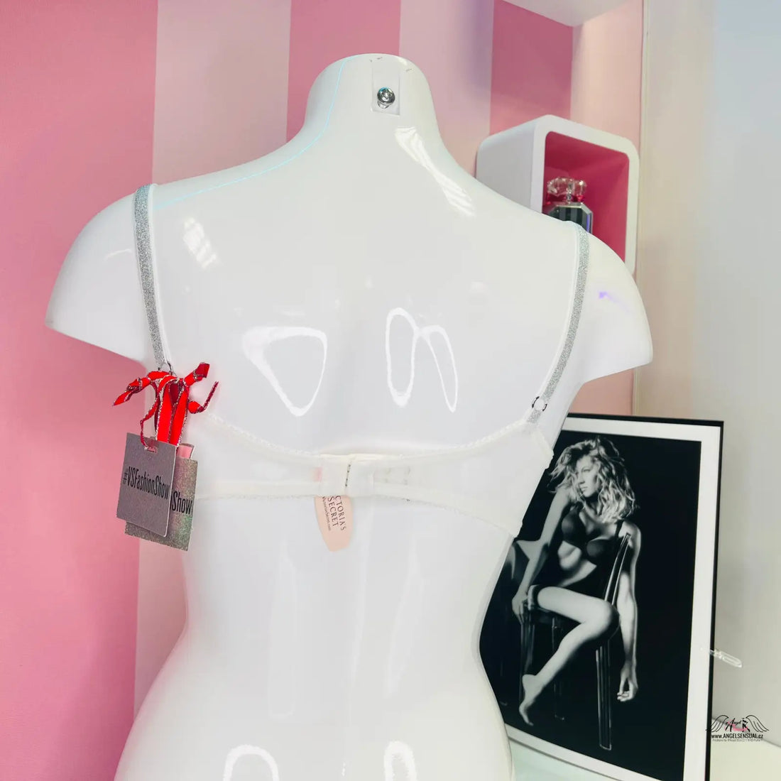 Bílá podprsenka na figuríně s jemnou krajkou, inspirovaná Fashion Show 2015