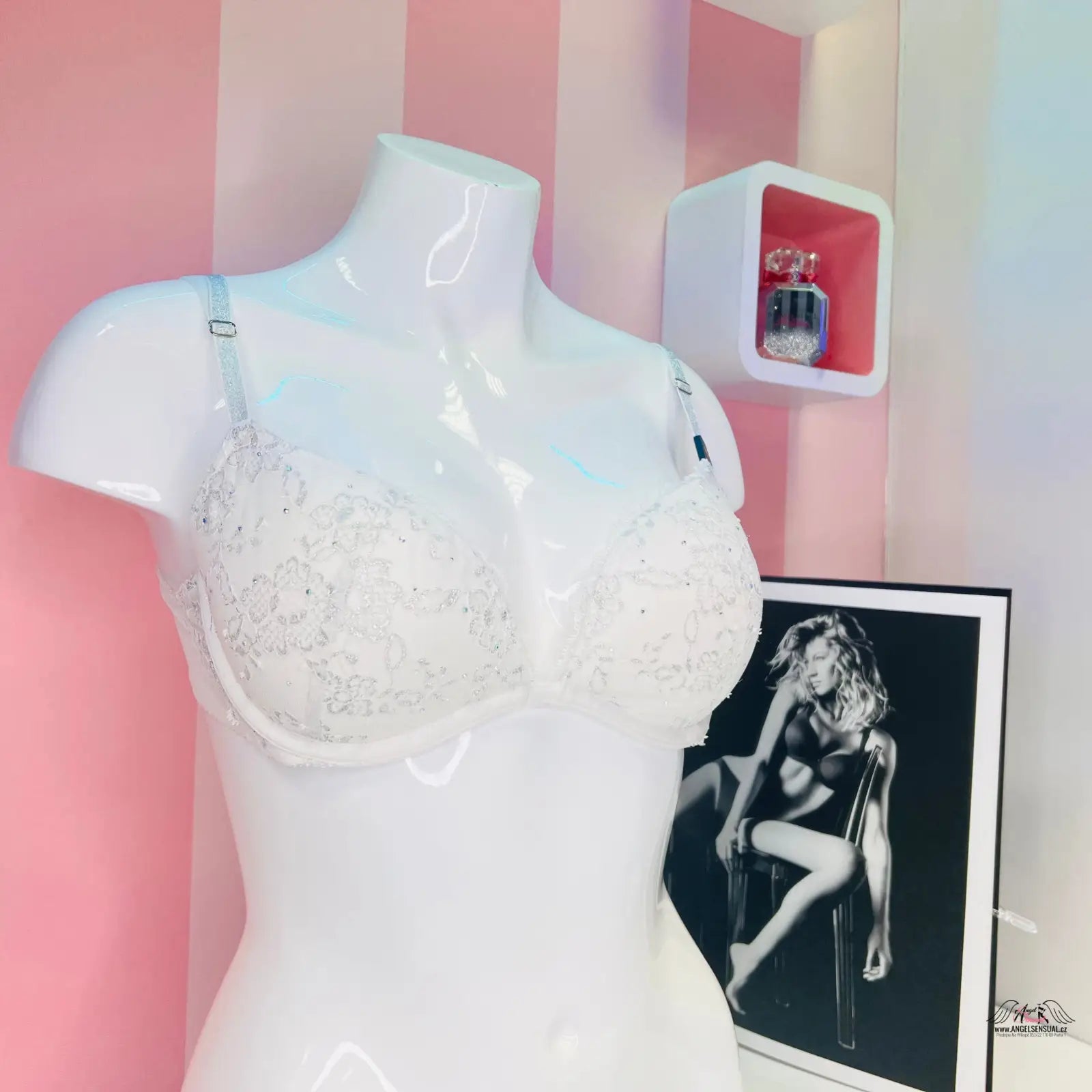 Bílá podprsenka z jemnou krajkou na figuríně, inspirace Fashion Show 2015