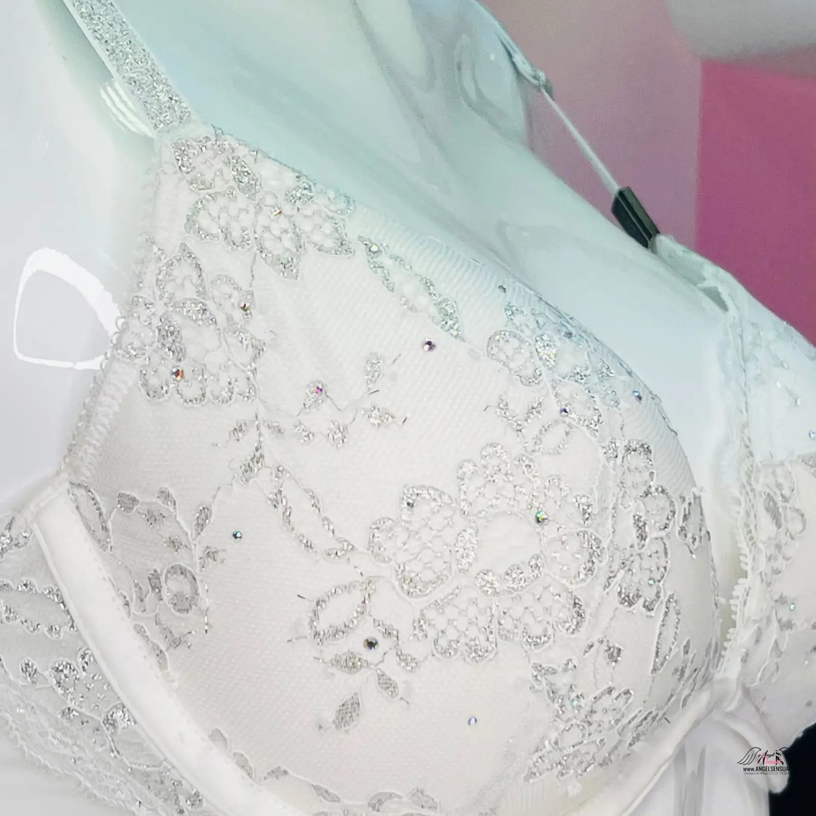 Bílé podprsenka s jemnou krajkou a stříbrnými květinovými krajkami, inspirováno Fashion Show 2015