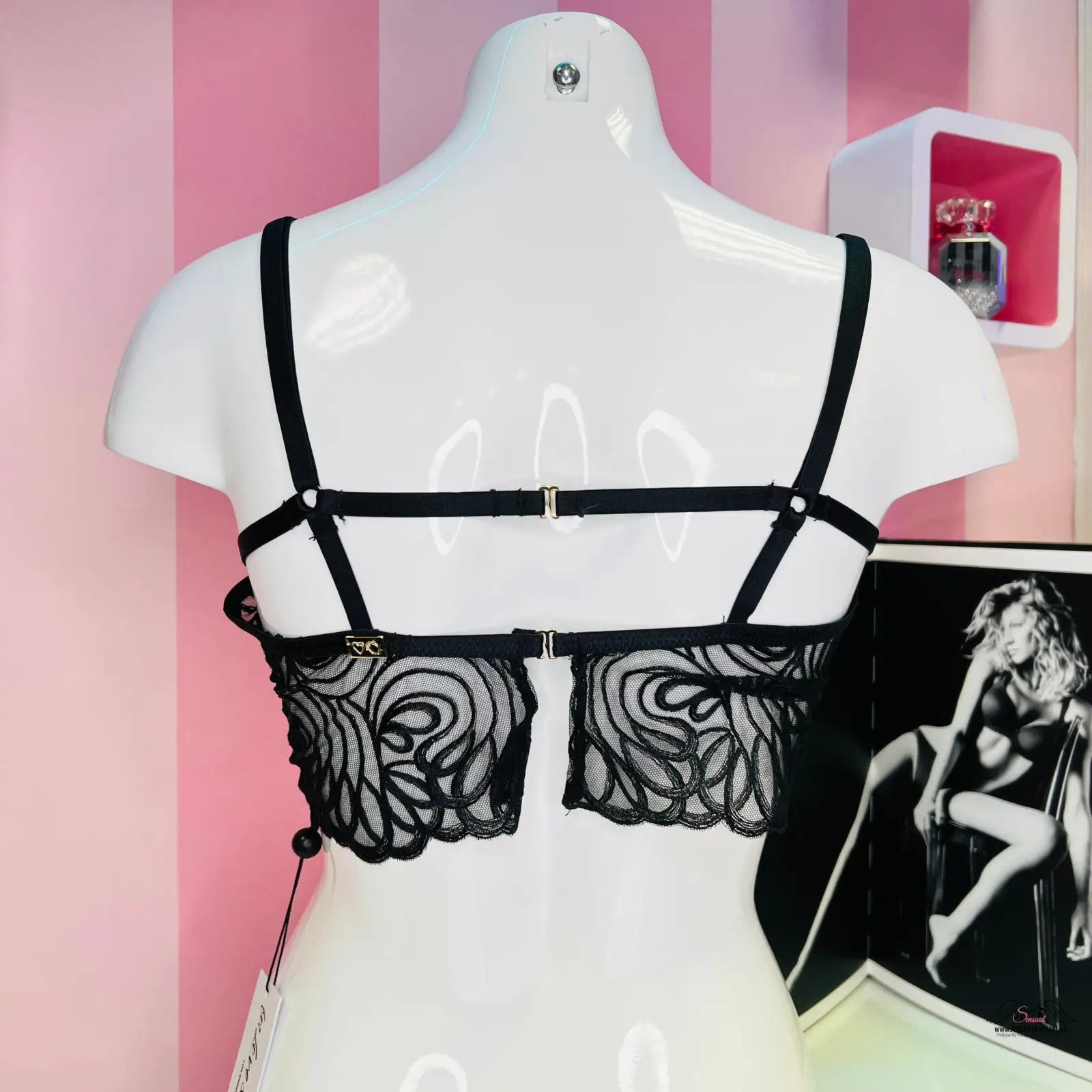 Černá krajková podprsenka Love and Lemons s vroubkovanými okraji na bílém torzu