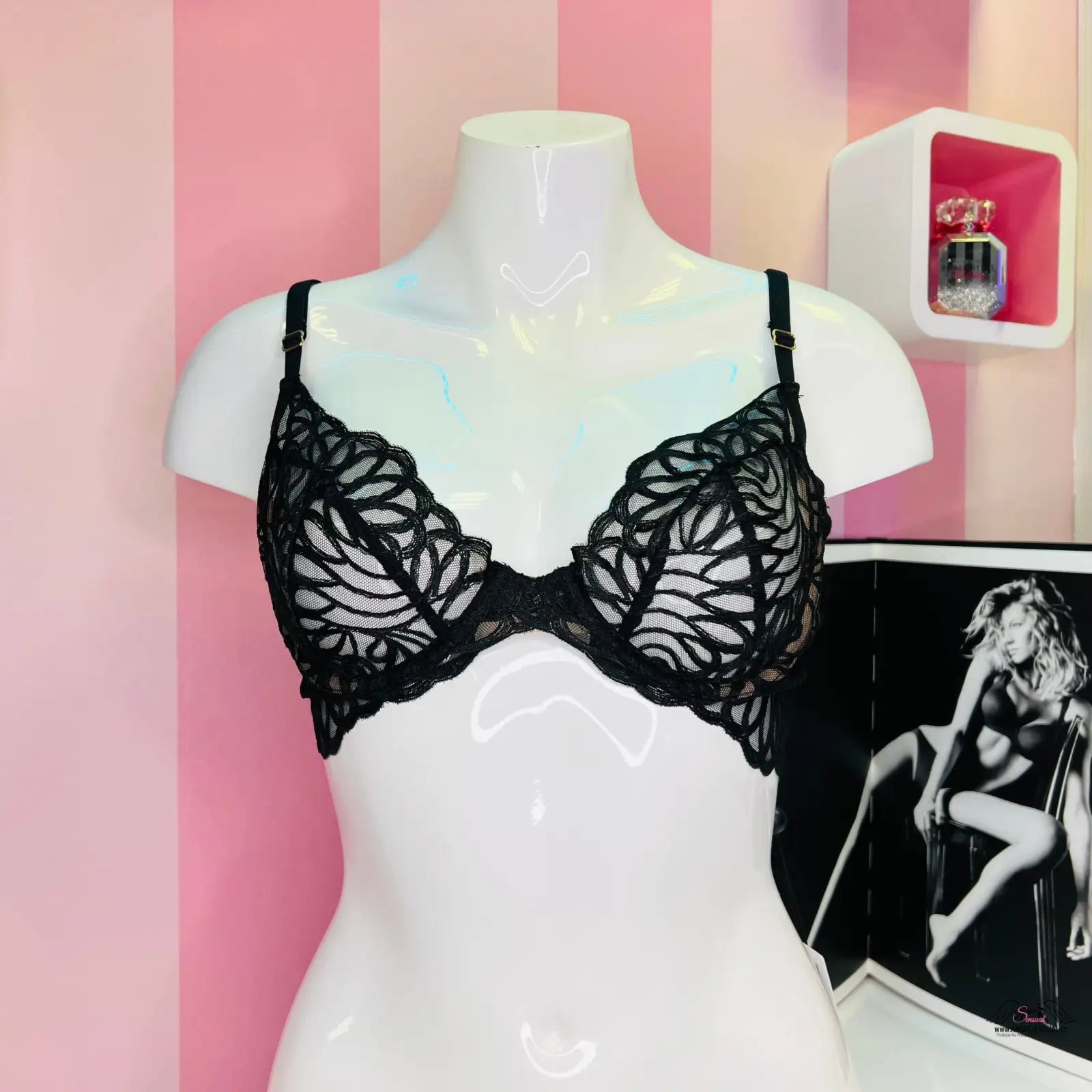 Černá krajková podprsenka Love and Lemons s vroubkovanými okraji na bílém modelu