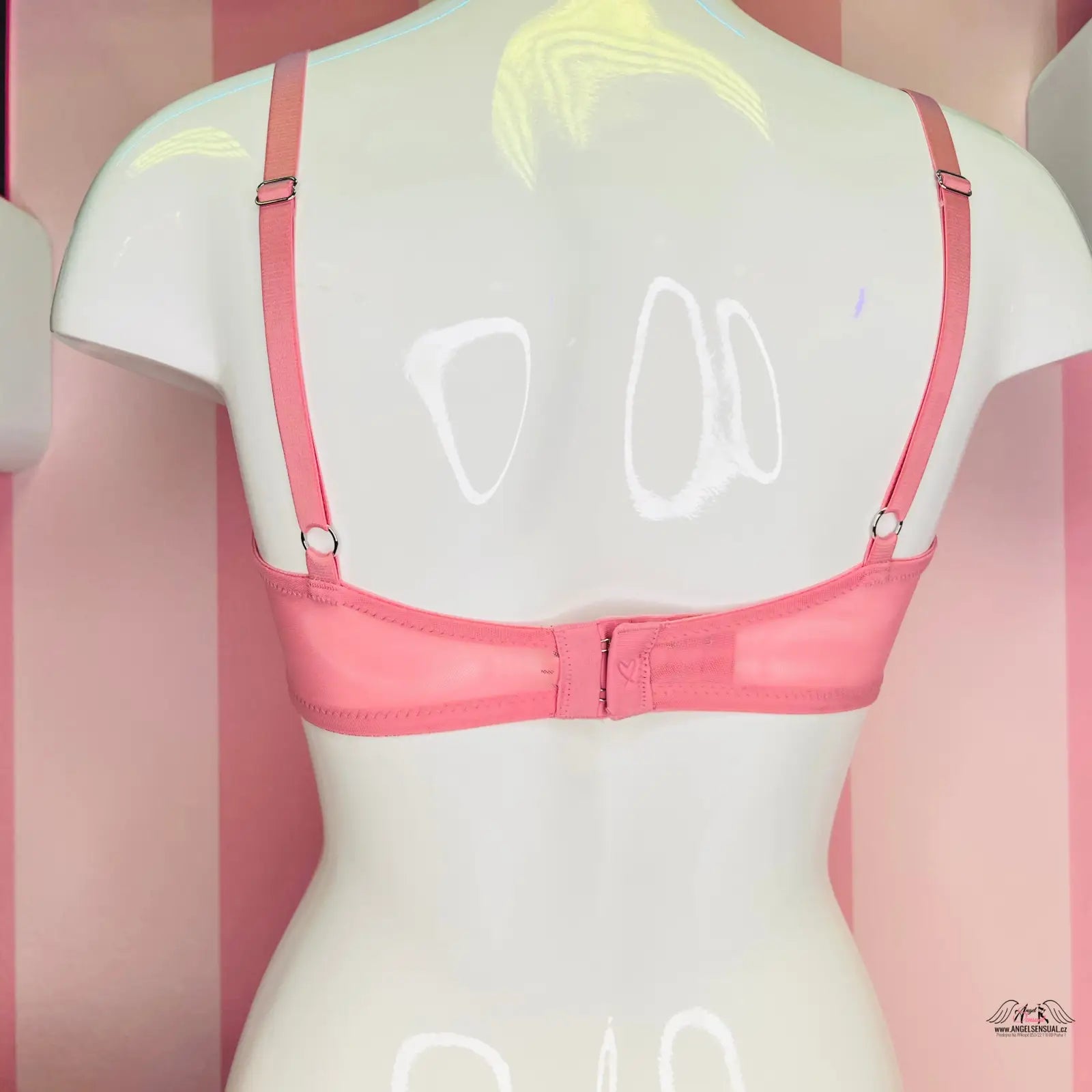 Mannequin s růžovou krajkovou podprsenkou a stuhou, ideální pro zvláštní příležitosti