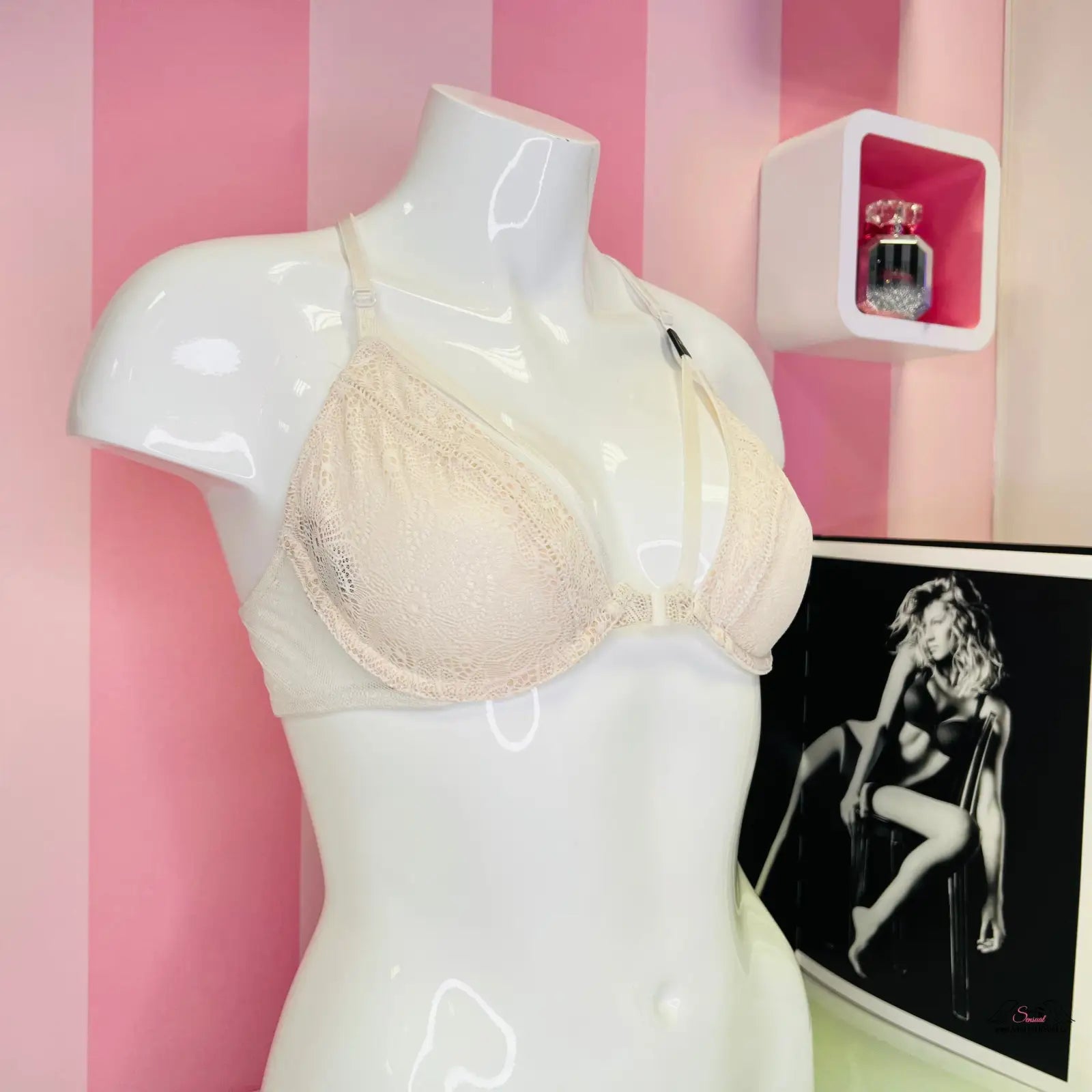 Bílý manekýn s krajkovou podprsenkou Victoria’s Secret podprsenka unlined demi velmi sexy