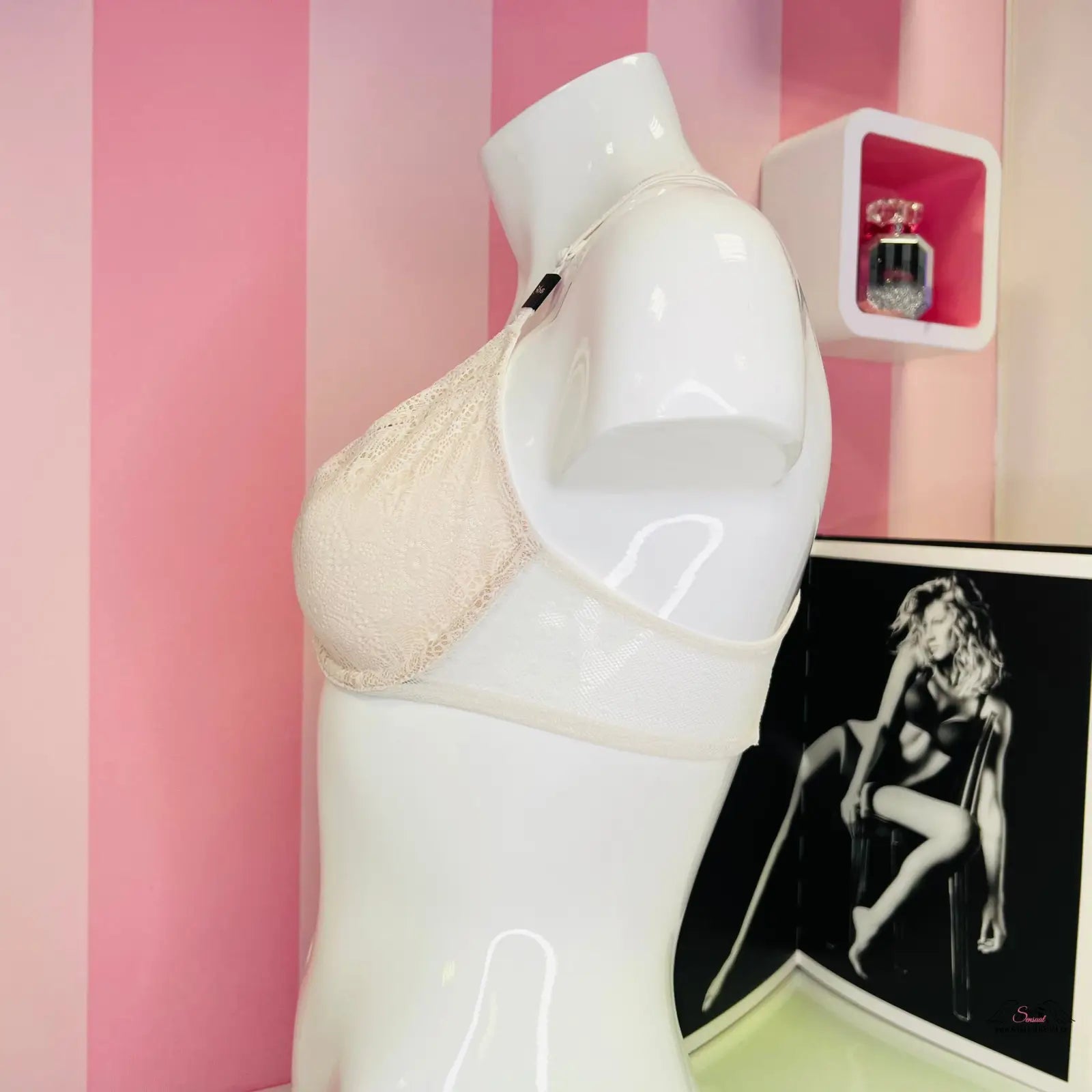 Bílý manekýn na ukázku podprsenky Victoria’s Secret Krajková, velmi sexy a unlined demi