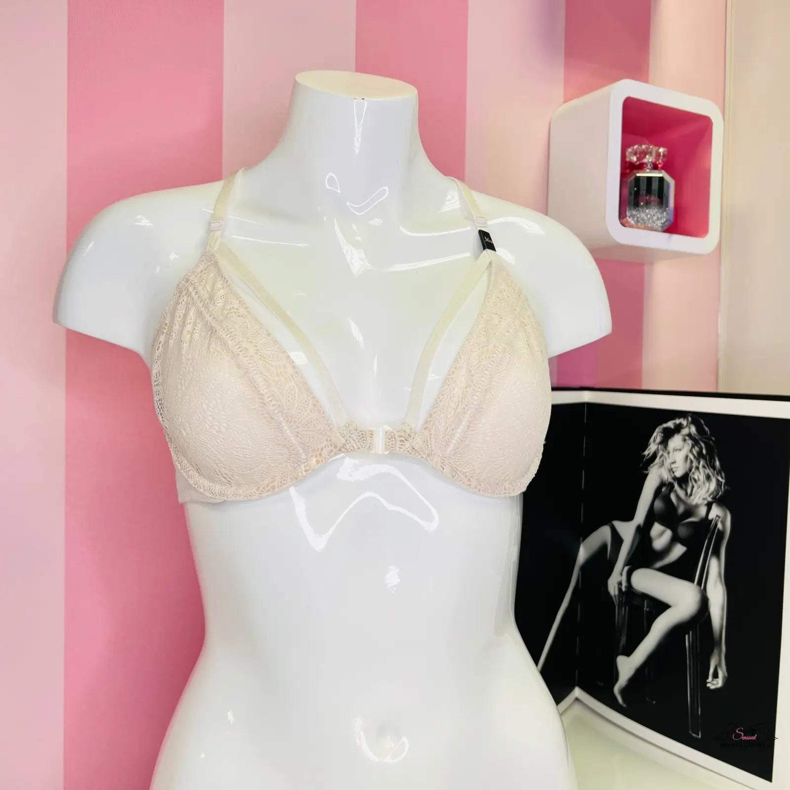 Victoria’s Secret podprsenka unlined demi velmi sexy na bílé figuríně