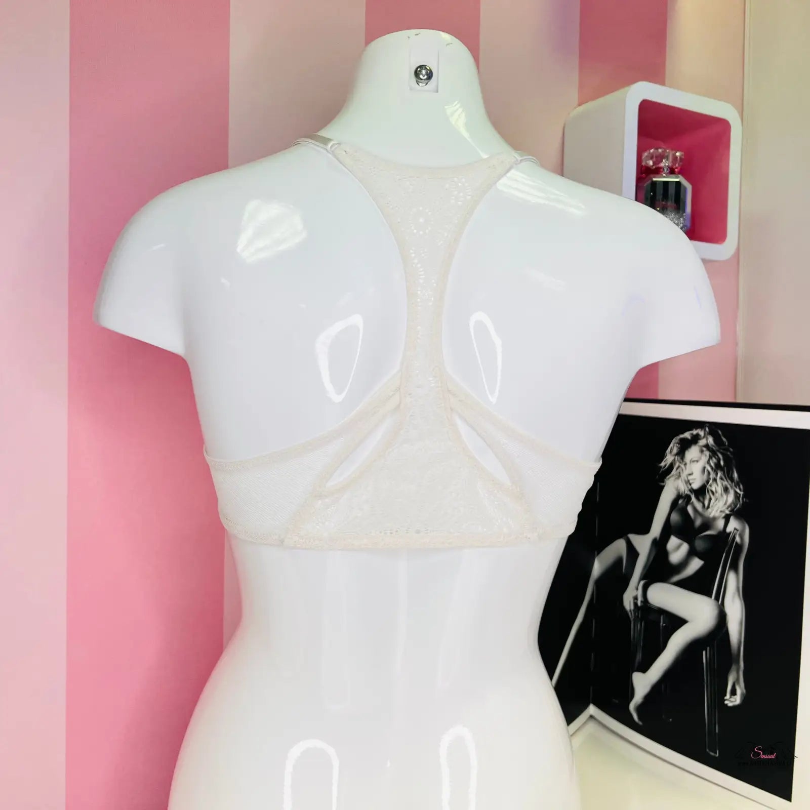 Bílý manekýn s halterovým výstřihem na Victoria’s Secret podprsenka krajková